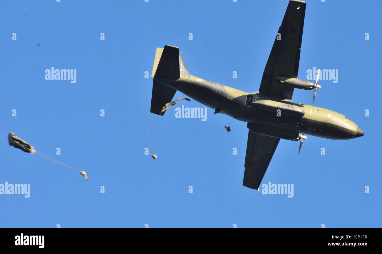 Stati Uniti Paracadutisti dell'esercito discendere su di Luzon nella zona di caduta dopo l'uscita dell'C-160 di aeromobili per il XVII annuale di Randy Oler Memorial il funzionamento del giocattolo Drop, ospitato dalla U.S. Esercito degli affari civili e le operazioni psicologiche il comando (airborne), Dicembre 10, 2014, a Camp Mackall, N.C. Il funzionamento del giocattolo Drop è la più grande del mondo di combinata airborne il funzionamento e permette di soldati le opportunità per aiutare i bambini bisognosi ricevono giocattoli per le vacanze. (U.S. Esercito foto di Spc. Lisa Velazco) C-160 Transall (Luftwaffe) US Army paracadutisti 172 Foto Stock