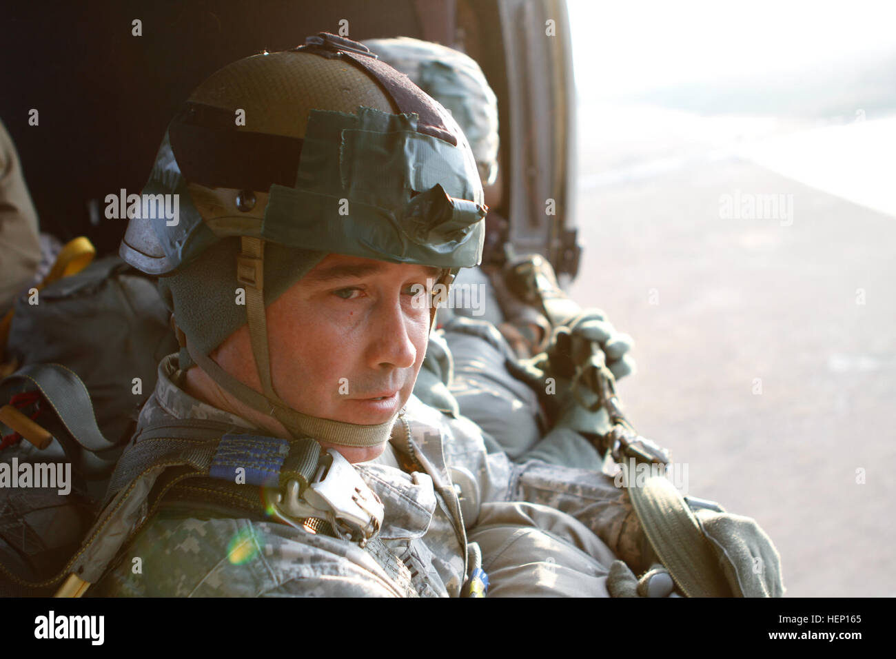 Stati Uniti Army Sgt. 1. Classe Sean Foley, con il combattimento 982nd fotocamera Company, si prepara a saltare fuori di un U.S. Esercito UH-60 Black Hawk elicottero con i paracadutisti tedeschi durante le operazioni di volo a sostegno del xvii annuale di Randy Oler Memorial operazione caduta giocattolo ospitato dalla U.S. Esercito degli affari civili e le operazioni psicologiche il comando (airborne), Dicembre 11, 2014, a Mackall Army Airfield, N.C. Il funzionamento del giocattolo Drop è la più grande del mondo di combinata airborne operazione con sei partner alleati nazione paracadutisti che partecipano e soldati permette l opportunità di aiutare al bisogno in tutta la comunità a recei Foto Stock