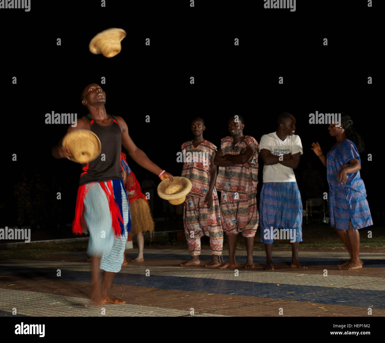 Ballerini liberiano e i musicisti si esibiscono in una musica e programma di ballo per celebrare le vacanze al Barclay Training Center a Monrovia, Liberia, Dic 22, 2014. A parte i più tradizionali servizi religiosi offerti ai soldati dispiegati a sostegno dell'U.S. Agenzia per lo Sviluppo Internazionale-missione led, Funzionamento Regno Assistenza, questo evento è stato organizzato da parte delle forze armate della Liberia e il JFC-UA command team a condividere la cultura l'uno con l'altro. Il programma comprendeva inoltre le esibizioni di musicisti liberiano e ballerini. Regno assistenza è un Dipartimento della Difesa il funzionamento in Liberia Foto Stock