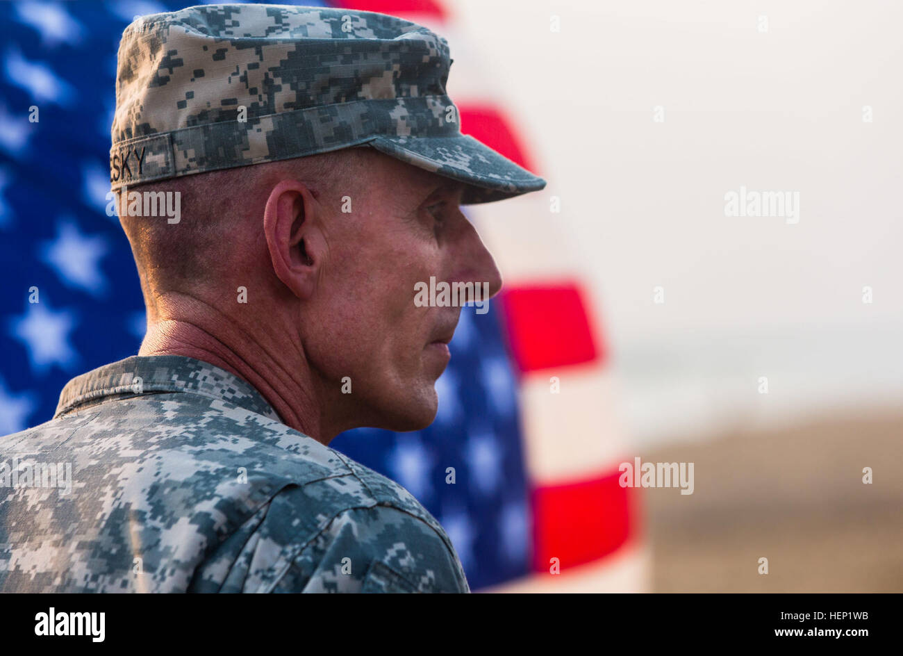 Il Mag. Gen. Gary Volesky, comandante del Comando interforze - Regno assistenza, si prepara a promuovere e ri-arruolare soldati provenienti da diverse unità a sostegno di JFC-UA, 1 gennaio, 2015, presso Barclay Training Centre di Monrovia, Liberia. Regno assistenza è un Dipartimento della Difesa il funzionamento in Liberia per fornire la logistica, la formazione e il supporto tecnico di U.S. Agenzia per lo Sviluppo Internazionale-ha guidato gli sforzi per contenere il virus Ebola epidemia in Africa occidentale. (U.S. Esercito foto di Spc. Mincy Rashene, 55th Signal Company (lotta contro la telecamera)/ Rilasciato) di iniziare il nuovo anno fuori della destra 150101-A-BO458-029 Foto Stock