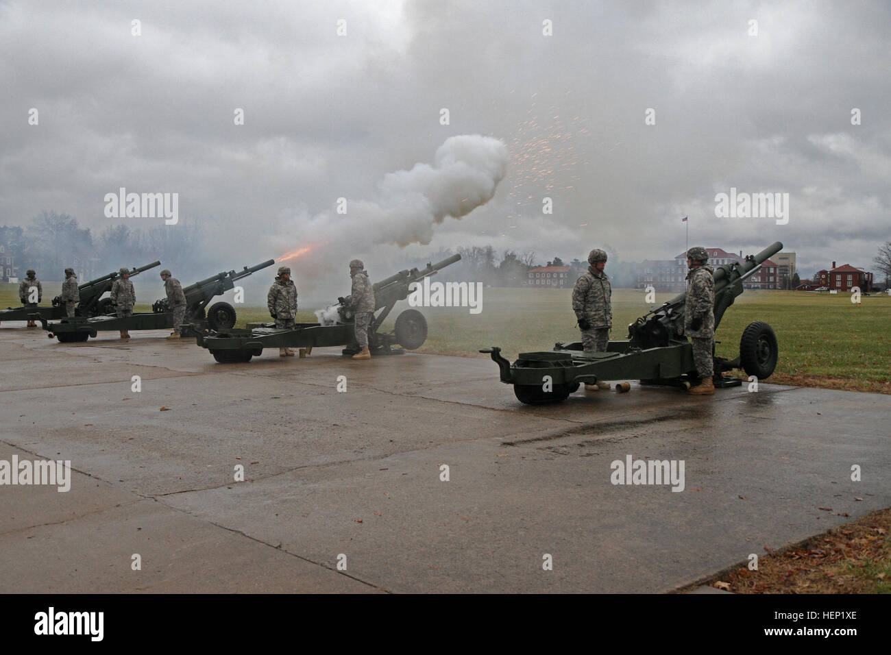 84Comando formazione salutano le pratiche di batteria presentando onora con 105 mm obici vicino al Teatro Waybur sulla Fort Knox, Ky., Gen 3, 2015. La batteria praticato la cottura 26 sbozzato tornate in preparazione per il Mag. Gen. Scottie D. falegname cerimonia di promozione e di formazione 84ma il comando Modifica del comando cerimonia gen. 4, 2015. Foto di Sgt. 1. Classe Clinton legno, 84TC affari pubblici. Batteria salutano 150103-A-HX393-063 Foto Stock