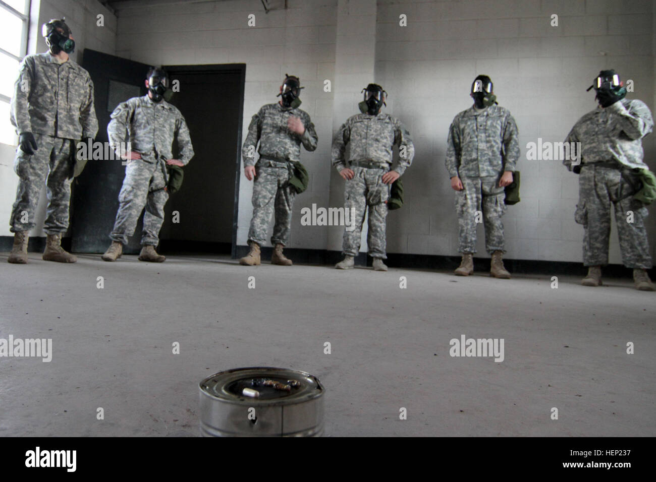 I soldati della sede e Sede Società, 1° Stryker Brigade Combat Team, 4a divisione di fanteria, attendere istruzioni indossando un M40-serie maschera protettiva all'interno della gamma 72 la camera del gas nel corso annuale di chimici, biologici, radiologici e nucleari, formazione Gen 8, 2015. La maschera fornisce protezione contro agenti chimici e biologici, ricadute radioattive e di particelle di contaminanti sul campo di battaglia. Gas gas gas 150108-A-FE868-712 Foto Stock