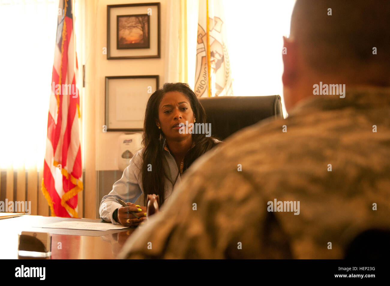 Sindaco Paynesville Cyvette Gibson, a sinistra si incontra con Lt. Col. John Hartke, vice comandante per la XXXVI Brigata ingegnere, 8 gennaio, 2015, nel suo ufficio di Paynesville, Liberia. I due hanno discusso la relazione positiva tra la brigata e la città. I soldati della trentaseiesima Eng. Bde. sono attualmente alloggiati presso la polizia nazionale accademia di formazione in Paynesville come essi supportano il funzionamento Regno di assistenza. Regno assistenza è un Dipartimento della Difesa il funzionamento in Liberia per fornire la logistica, la formazione e il supporto tecnico di U.S. Agenzia per lo Sviluppo Internazionale-ha guidato gli sforzi per contenere il Foto Stock