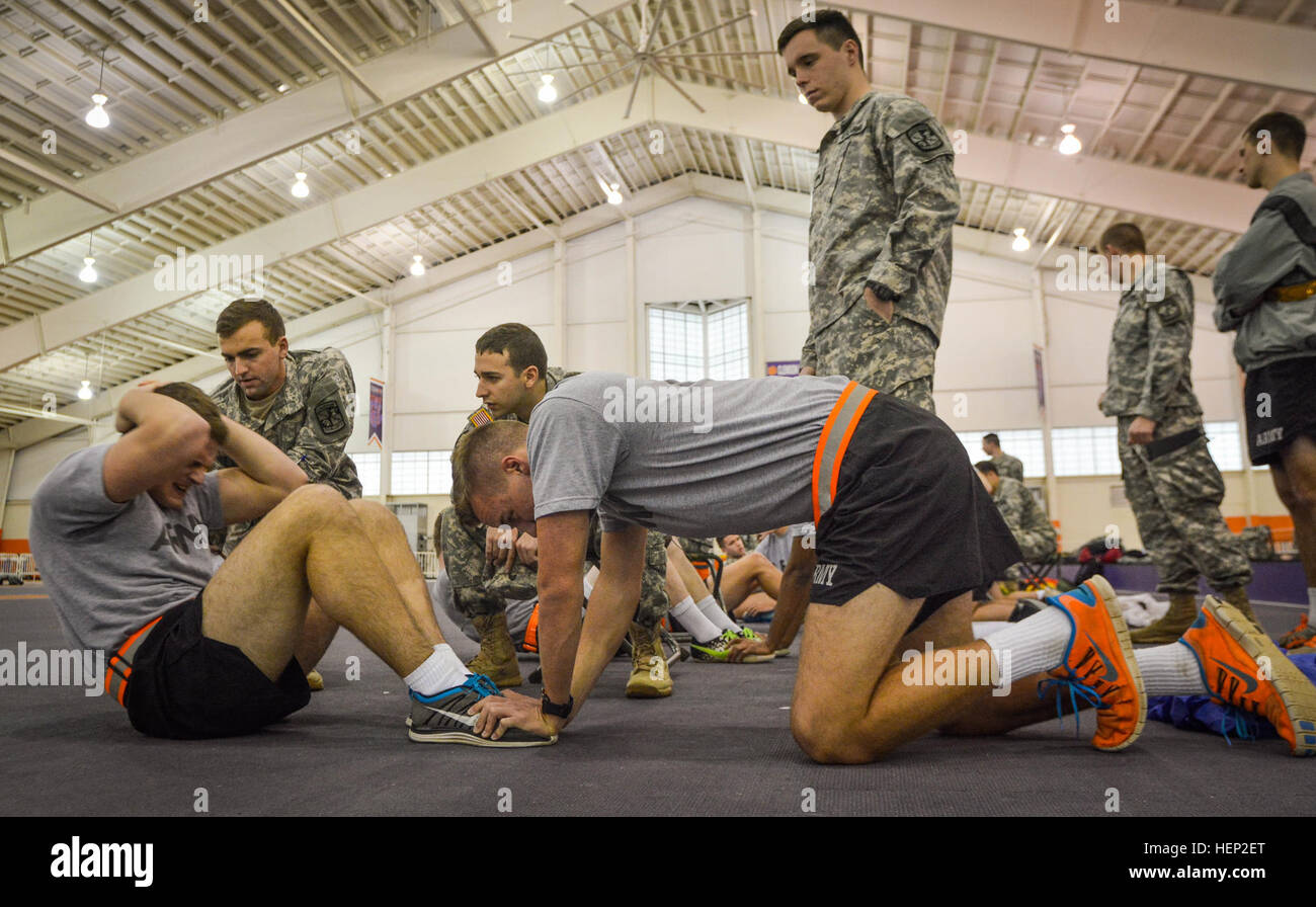 Università di Clemson ufficiali di riserva' Training Corps cadet Joe Hilbert, una matricola specializazione in informatica la cui famiglia militare attualmente risiede a Carlisle Barracks, Pa., sbatte fuori come molti situps come egli può in due minuti mentre il suo compagno di classe Cadetti di lui durante un esercito fisica Test Gen 15, 2015. Stati Uniti I soldati dell esercito sono necessarie per superare il test almeno una volta ogni sei mesi. Esso consiste di due minuti di pushups, due minuti di situps e a due miglia di corsa. (U.S. Esercito foto di Sgt. Ken Scar) Situps 150115-A-ZU930-004 Foto Stock