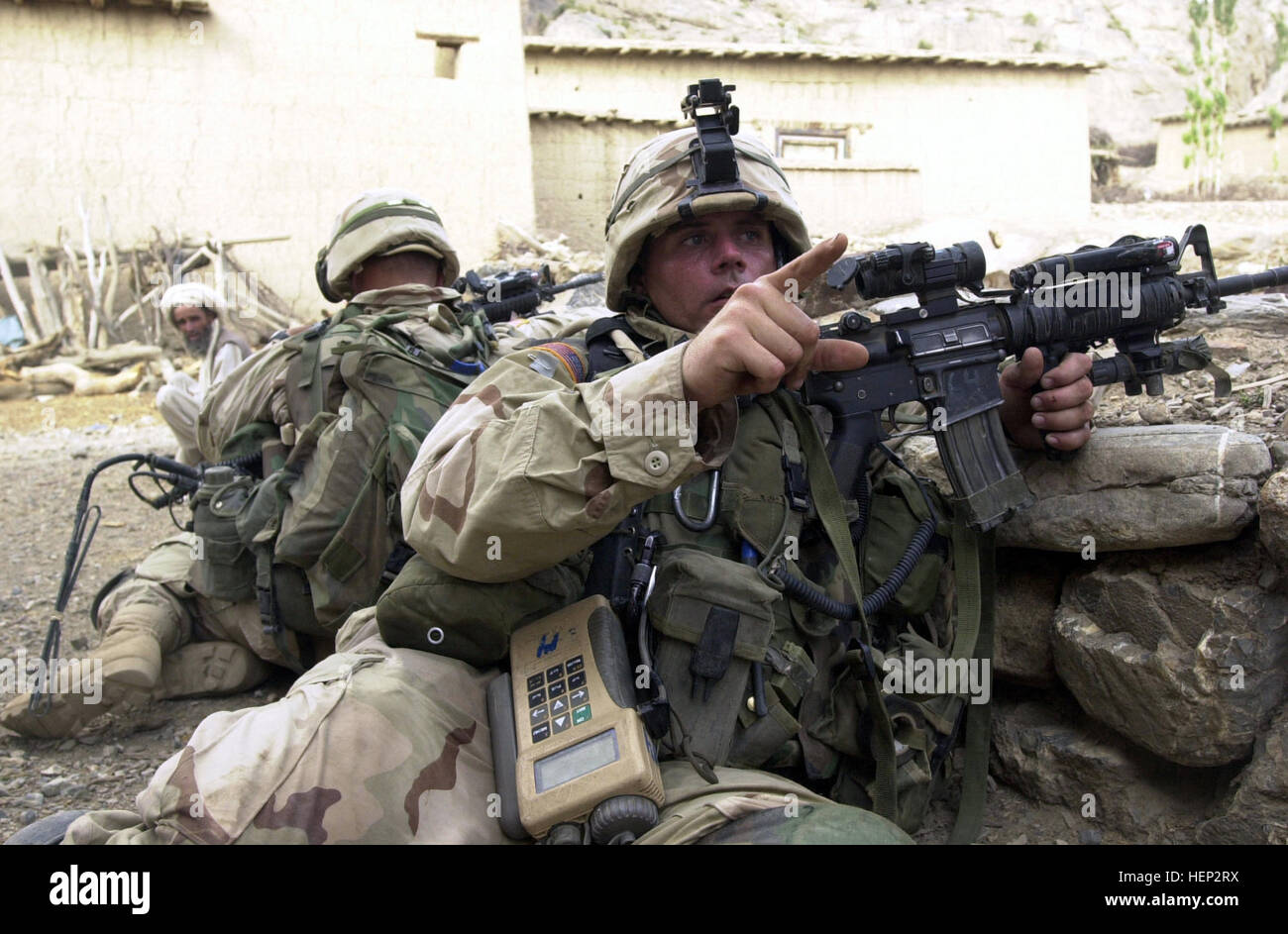 US Army (USA) il sergente (SGT) Brandon Croce, 3-505th fanteria, armato di un: 5,56mm M4 carbine, dirige i soldati a prendere una posizione difensiva, come essi arrivano nella città di Gangikhel, situato in Malikasay, Afghanistan, durante una missione a cercare le forze nemiche e individuare arma della cache, durante l'Operazione Enduring Freedom. Soldato della 505th reggimento di fanteria in Afghanistan Foto Stock
