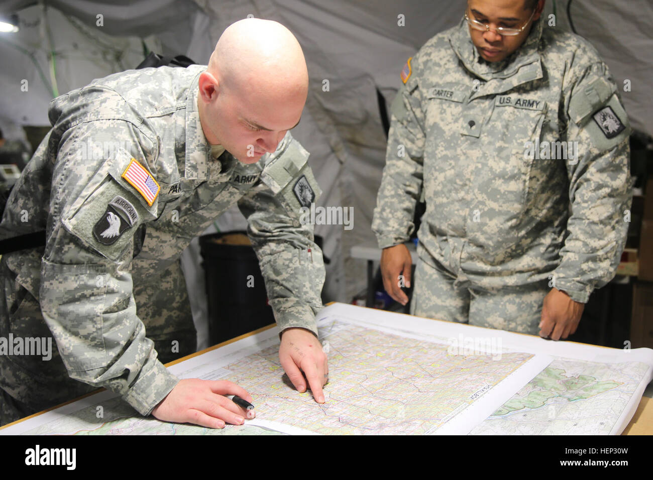 Stati Uniti Army Sgt. Luca Park, sinistra e SPC. Derrick Carter del secondo battaglione, 159Reggimento di aviazione, XII Combattere la Brigata Aerea recensione caratteristiche del terreno su una mappa durante l'esercizio Allied spirito mi presso la multinazionale comune disponibilità centro in Hohenfels, Germania, 20 gennaio, 2015. Esercizio Allied spirito include più di duemila partecipanti provenienti da Canada, Ungheria, Paesi Bassi, Regno Unito e Stati Uniti Allied spirito è esercizio di tattica di interoperabilità e i test delle comunicazioni protette entro i membri dell Alleanza. (U.S. Esercito foto di Spc. Giustino De Hoyos/RILASCIATO) Allied spirito mi 150120-A-RJ750-001 Foto Stock