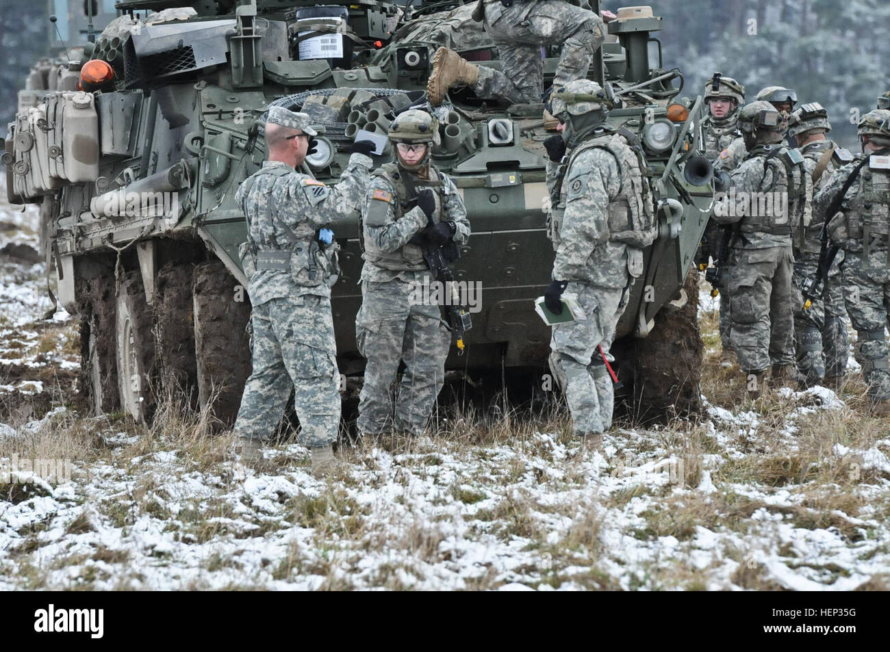 Master Sgt. Noel R. Sawyer Suor (sinistra), un osservatore coach controller con Grizzly Team assegnato al Comune di multinazionale Centro Readiness parla a suo figlio, PFC. Noel R. Sawyer Jr. (centrale) una scout di cavalleria assegnato alla truppa Palehorse, quarto squadrone, 2d reggimento di cavalleria, dopo il suo plotone completato la loro squadra Lane durante Allied spirito mi a Hohenfels Training Center, Hohenfels, Germania, gennaio 21, 2015. Prima che fossero soldati, essi erano il padre e figlio 150121-A-EM105-954 Foto Stock