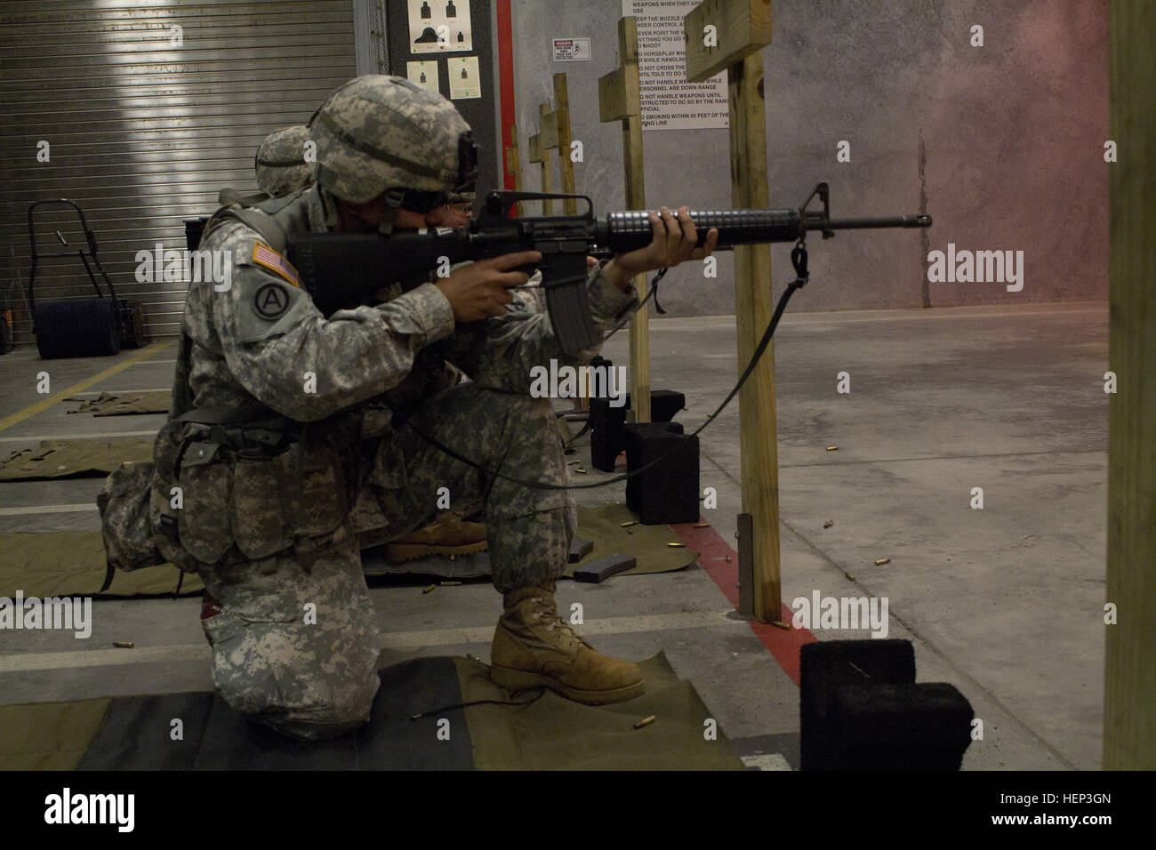 Army Sgt. Jessie P. Conlu, un antico, Filippine, native che serve come una gestione dei trasporti coordinatore nel movimento 520th Team di controllo, invia 5,56 mm rounds downrange con la sua M16 fucile Gen 24, 2015, presso la Combat Arms Training Facility in Patrick Air Force Base, Fla. Conlu era uno dei circa 950 soldati che hanno partecipato a funzionamento reattivo sentinella, un multi-echelon esercizio di formazione che prevedeva l'Esercito 17 unità di riserva dal 641st regionale gruppo di supporto (U.S. Foto dell'esercito da esercito Sgt. John L. Carkeet IV, 143d supporto comando (Expeditionary). La mobilitazione sul homefron Foto Stock