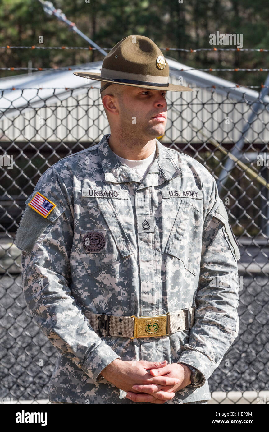 La riserva di esercito di praticare il sergente leader, Sgt. 1. Classe Giordania Urbano, U.S. Trapano esercito sergente Academy, Fort Jackson, S.C., insegna prospective trapanare il sergente candidati nell'esercito, riserva di esercito e guardia nazionale presso la scuola tecnica di negoziazione degli ostacoli alla vittoria Torre. Urbano è stato un trapano sergente dal 2007 e divenne un trapano sergente leader nel 2012. Una Repubblica Dominicana native che è cresciuto a Brooklyn, Urbano sta lavorando per diventare un pilota in servizio attivo. Cadre nel fuoco, Sgt. 1. Classe Giordania Urbano 150126-A-OY832-151 Foto Stock