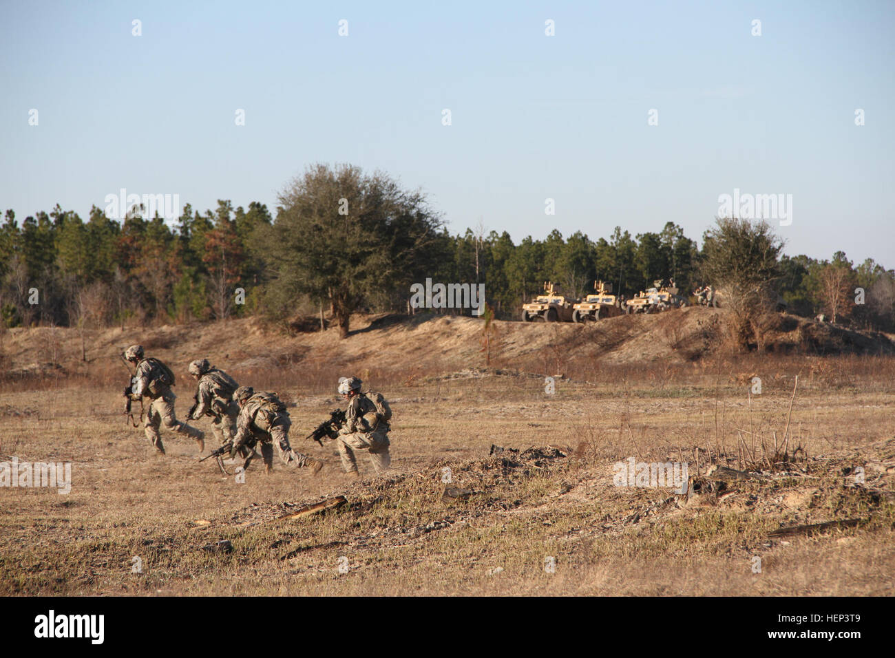 Fanti del 3° Battaglione, xv Reggimento di Fanteria, quarta brigata di fanteria combattere la squadra, terza divisione di fanteria, legato in avanti per il loro prossimo obiettivo mentre i carrelli dei soldati da armi pesanti compagnia di 3-15 Inf. Fornire fuoco di copertura durante un combinato di bracci live-fire esercitare sulla Fort Stewart, Ga., Gennaio 28, 2015. (U.S. Esercito Foto di Sgt. Joshua Laidacker, quarto IBCT, 3° ID, Affari pubblici) 3-15 fanteria, prima attraverso bracci combinata live-fire 150128-A-ZG315-486 Foto Stock