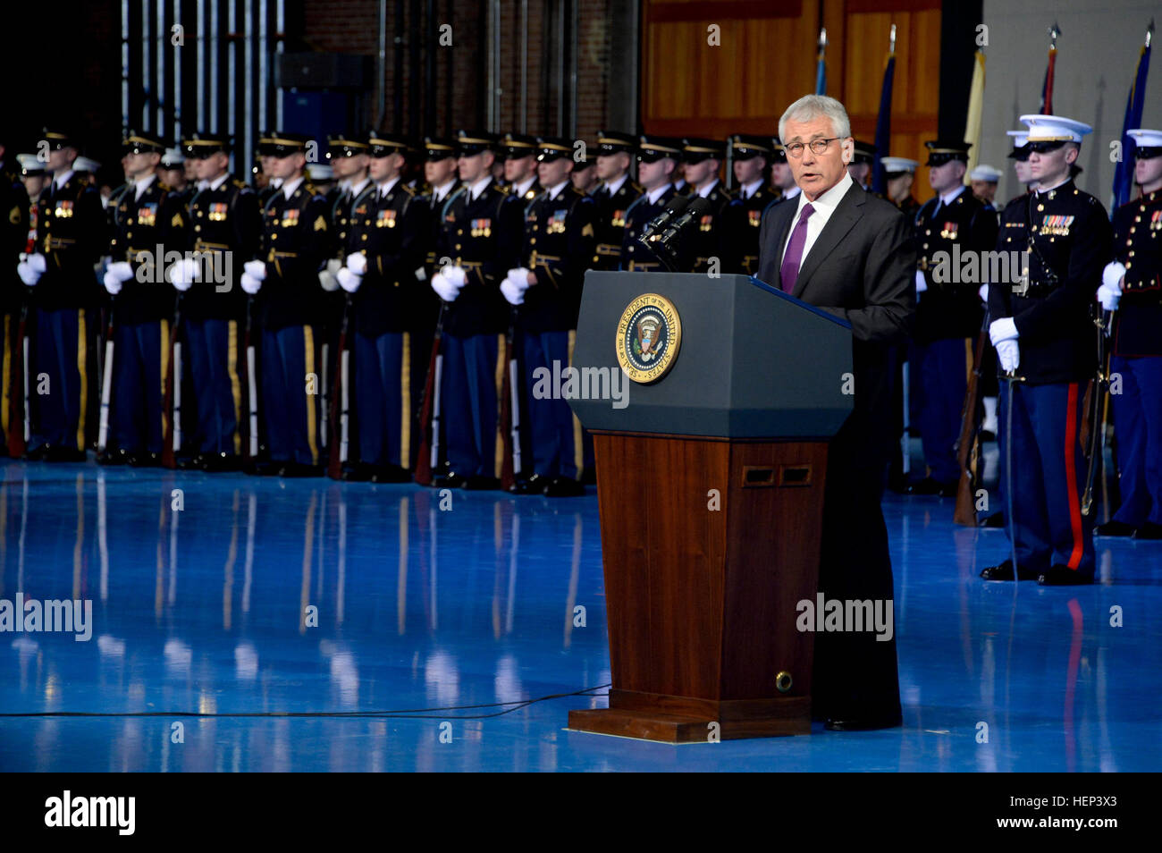 Stati Uniti Il Segretario della Difesa Chuck Hagel parla durante il suo addio omaggio a Conmy Hall sulla base comune Myer-Henderson Hall di Arlington, Virginia, Gennaio 28, 2015. (U.S. Foto dell'esercito da Staff Sgt. Laura Buchta/RILASCIATO) Segretario della Difesa Chuck Hagel addio omaggio 150128-A-VS818-359 Foto Stock