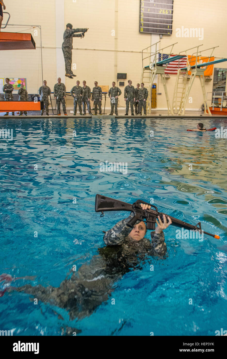 Università di Clemson riserva la formazione di ufficiali Corps cadet Sara Febbo, una matricola da Honolulu a studiare la biologia, nuotate con una replica di un M16 fucile mentre un altro cadet passi fuori i cinque metri di trampolino con gli occhi bendati dietro di lei, durante il combattimento Acqua Test di sopravvivenza in Fike Centro Atletico Gen 29, 2015. Il CWST valuta ogni cadet la resistenza in acqua e la loro capacità di completare tre stazioni mentre indossa una uniforme. Passando agli eventi aiuta a garantire che essi abbiano la fondamentale la sopravvivenza di acqua le abilità necessarie per condurre i soldati in un ambiente ostile dove c'è l'acqua. (U.S. Foto dell'esercito Foto Stock