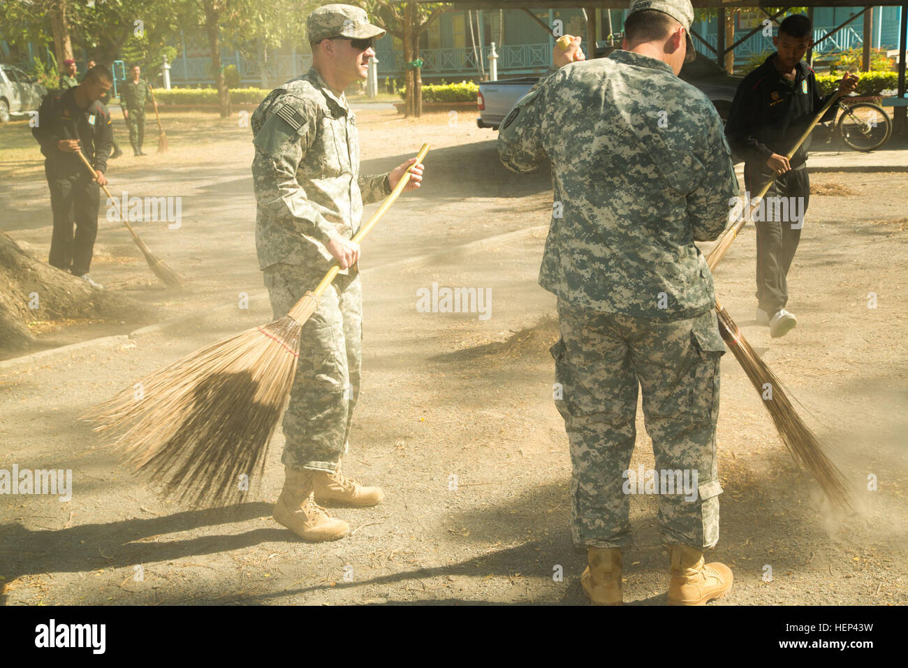 Stati Uniti I soldati dell esercito, assegnata al 1° BN, 27 Reggimento di Fanteria, 2° BCT, XXV divisione di fanteria, area condotta abbellimento con Royal Thai soldati dell esercito assegnato al trentunesimo Reggimento di Fanteria, Forza di dispiegamento rapido presso la Scuola Chupsorn in Lopburi, Thailandia, Febbraio 3, 2015. Il lavoro è stato eseguito come parte di un progetto di servizio in uno sforzo per rafforzare il partenariato tra i due paesi. (U.S. Esercito foto di Spc. Steven Hitchcock/RILASCIATO) Cobra Gold 2015 150203-A-SE706-012 Foto Stock