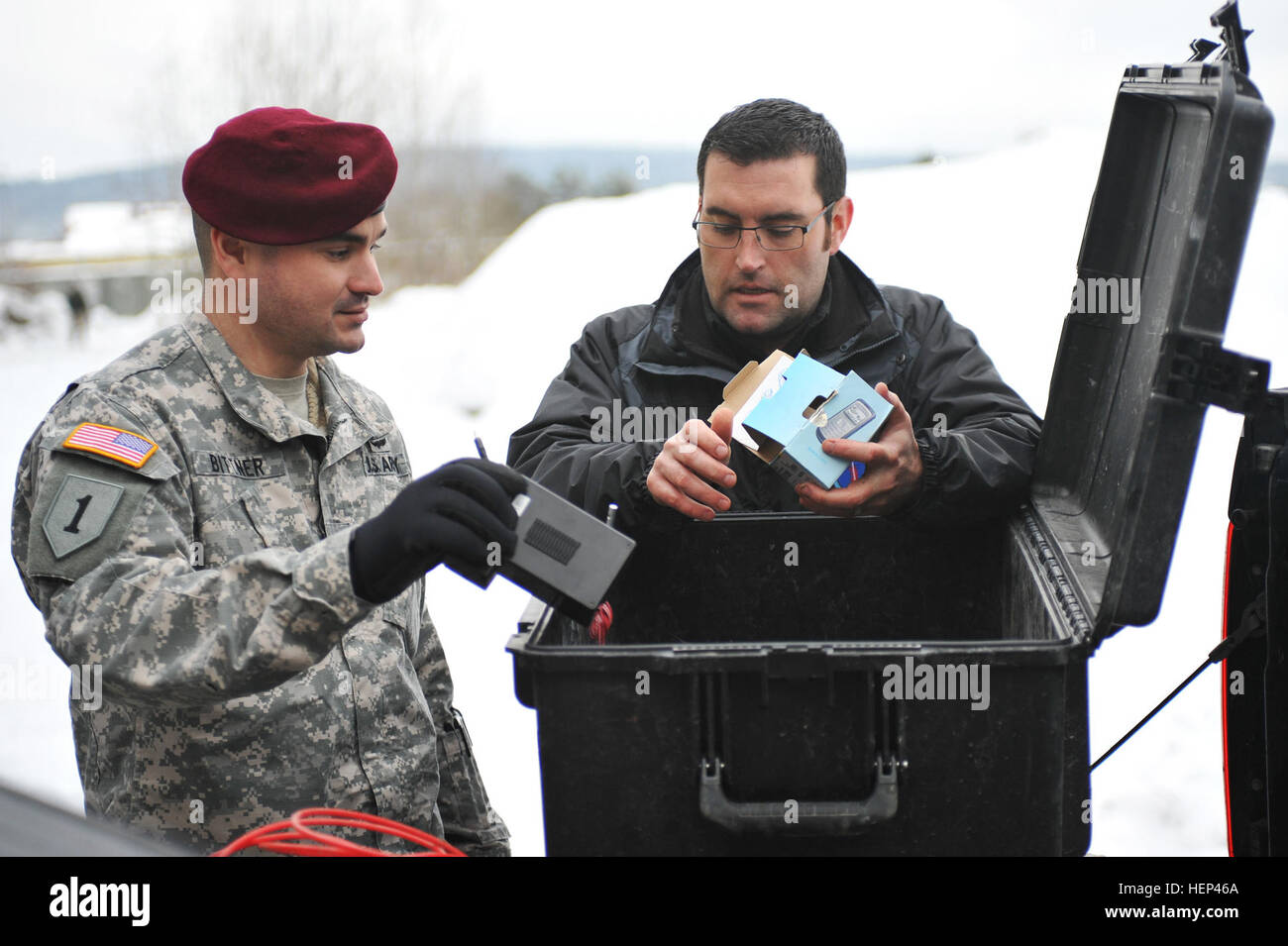 Stati Uniti Soldati, assegnato a 173rd Brigata Aerea, frequentare il settimo esercito multinazionale comune della formazione del comando bracci combinato Training Center's Counter-Improvised dispositivo esplosivo (C-IED) Train the Trainer (T3) di corso presso caserma di Rose, Vilseck, Germania, Febbraio 4, 2015. Lo scopo del C-IED T3 corso è addestrare il personale selezionato per l'unità-led IED sconfitta la formazione. Con una altamente addestrati cadre di IED di sconfiggere gli istruttori per condurre corsi di formazione unità, comandanti possono essere sicuri che i soldati in loro il comando avrà una migliore comprensione di come IED sono dispiegate, come identificare i potenziali siti di IED, Foto Stock