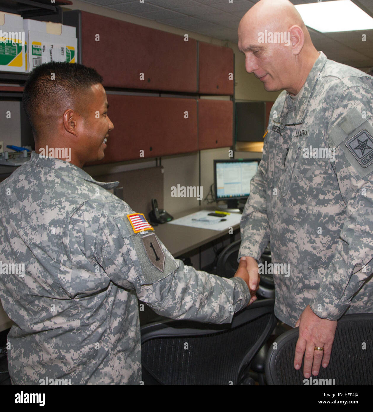 Capo di Stato Maggiore dell Esercito gen. Raymond T. odierno visite con Staff Sgt. Michael Cabanayan, la proprietà prenota office noncommissioned officer in carica con la 94th esercito aria e la difesa missilistica comando, U.S. Pacifico esercito, durante il suo tour del sito del 94th AAMDC presso la sede centrale, 11 febbraio, 2015, in corrispondenza del giunto di base Harbor-Hickam perla, Hawaii. (U.S. Esercito Foto di Sgt. Kimberly K. Menzies, 94th AAMDC Affari pubblici) capo del personale dell'esercito visiti la 94th AAMDC 150211-A-QQ532-054 Foto Stock