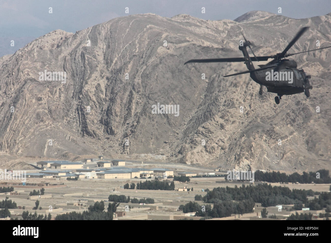 Un UH-60 Black Hawk elicottero che trasporta i leader e i consulenti dal treno, consigliare e assistere il comando - Est, risoluta missione di supporto e sicurezza combinata Command-Afghanistan transizione viaggia a Nangarhar polizia regionale centro logistico di Febbraio 17, 2015. (U.S. Foto dell'esercito da Capt. Jarrod Morris, TAAC-e gli affari pubblici) TAAC-consulenti e osservare i progressi nella polizia afgana logistica 150217-A-VO006-012 Foto Stock