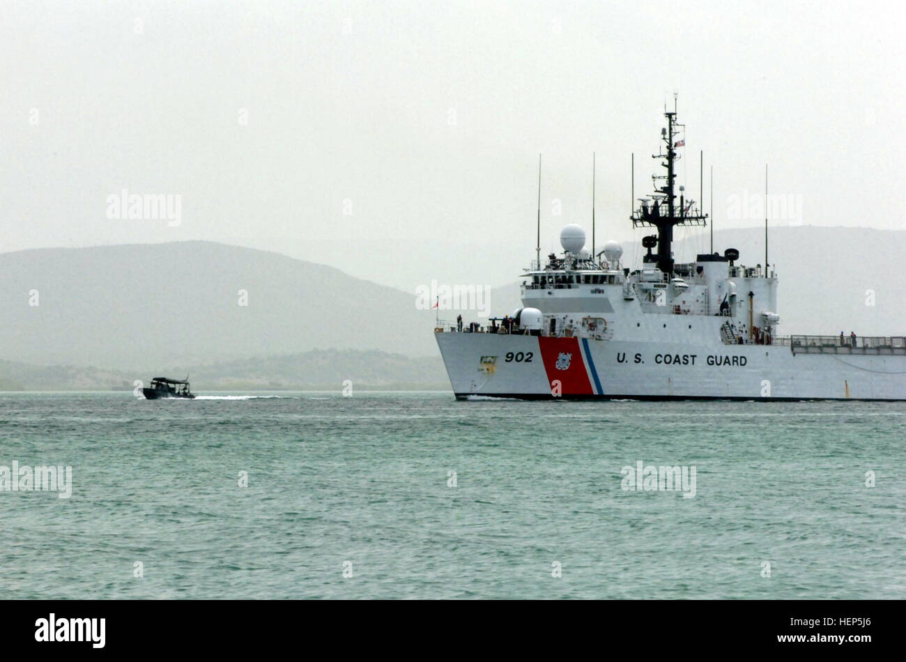 GUANTANAMO Bay a Cuba - Coast Guard porta unità di protezione 307 fissa la baia e accompagna il U.S.C.G.S. Tampa torna al mare Luglio 1, 2008. PSU 307 fornisce la sicurezza marittima e la protezione per le acque intorno a U.S. Stazione navale di Guantánamo Bay e Joint Task Force Guantanamo. JTF Guantanamo conduce al sicuro e di assistenza umana e la custodia dei detenuti combattenti ostili. La JTF conduce operazioni di interrogazione per raccogliere intelligence strategica a sostegno della guerra globale al terrorismo e sostiene l'applicazione della legge e i crimini di guerra di indagini. JTF Guantanamo si è impegnato per la sicurezza e la protezione di American ser Foto Stock