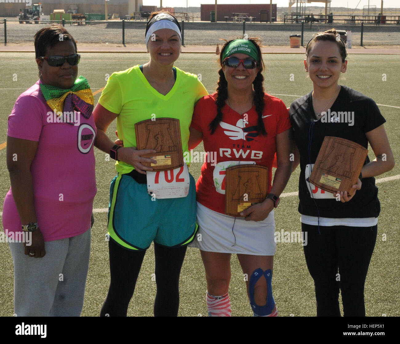 Il primo, il secondo e il terzo posto di finisher in la donna della divisione della maratona completa posano con loro le placche a seguito dell'esercito ombra maratona Correre il 1 marzo a Camp Arifjan in Kuwait. (Da sinistra a destra) Ella Samuels ha presentato le placche per le prime tre unità di finitura, Chief Warrant Officer-3 Jamie Alonso, 4:02:01, Sgt. 1. Classe Delaney Reimann, 4:07:51, e Sgt. Cindy Gonzalez, 4:16:02. Samuels, un dipartimento dell'esercito civile con la 402 del campo dell'esercito brigata di supporto, donato le placche per l'evento. Maratona di esercito ombreggiata in Kuwait 150301-A-BW289-308 Foto Stock