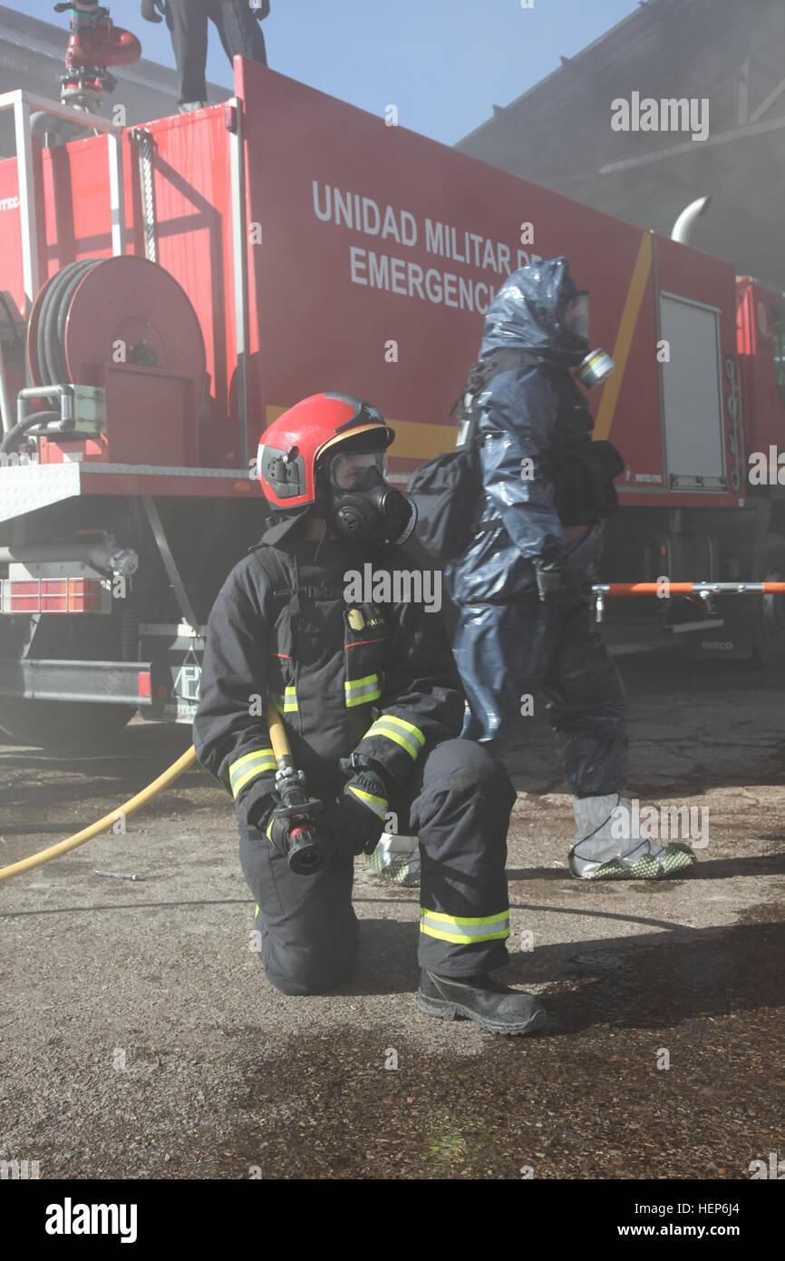 Stati Uniti Soldati dal 7° supporto civile del comando civile 773rd il Team di supporto di parlare con membri della spagnola di emergenza unità militari durante l'unità annuale della Serie GAMMA esercizio, DAIMIEL 2015. Gli Stati Uniti I soldati erano membri della joint task force composta di Stati Uniti I marinai della marina militare dalla Task Force 68 in corrispondenza della stazione navale di Rota, Spagna, Stati Uniti I soldati dell esercito dal 7 CSC a Kaiserslautern, in Germania e a Vicenza, Italia, e personale da parte degli Stati Uniti Air Force partecipare in conseguenza estera gestione operazioni di mitigazione Marzo 10, 2015. L'esercizio incentrato sugli aiuti umanitari e sul disastro reli Foto Stock