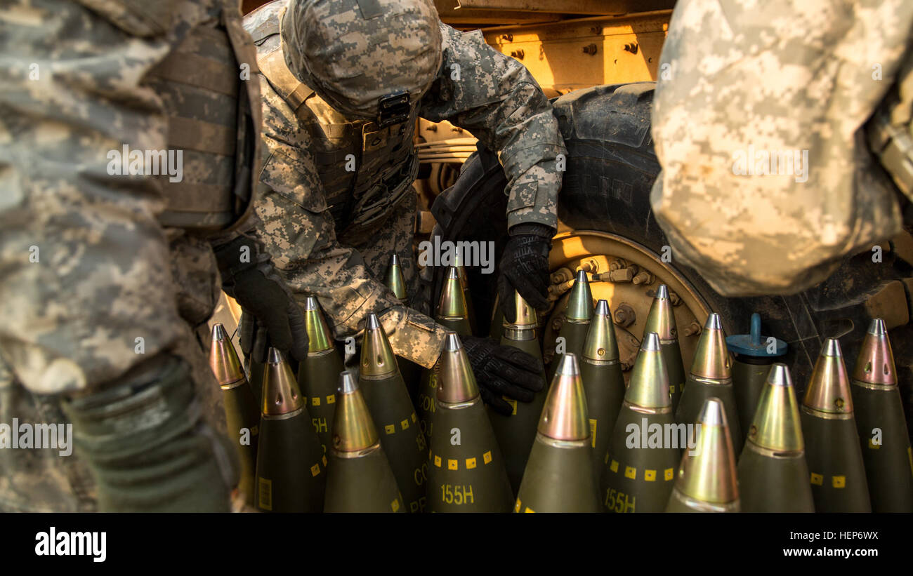 Stati Uniti I soldati dell esercito assegnato al campo di 2-11 reggimento di artiglieria, 2° Stryker Brigade Combat Team, XXV divisione di fanteria, prep M795 alto esplosivo(egli) proiettile 155mm tornate a condurre il campo di formazione di artiglieria sulla base del guerriero, Nuovo Messico gamma, Demilitarized Zone, Repubblica di Corea, il 15 marzo 2015. La formazione è stata una parte di formazione congiunta esercizio puledro Eagle 2015 tra Stati Uniti e Repubblica di Corea (ROK) eserciti. (U.S. Esercito foto di Spc. Steven Hitchcock/RILASCIATO) PULEDRO EAGLE 2015 150315-A-SE706-021 Foto Stock