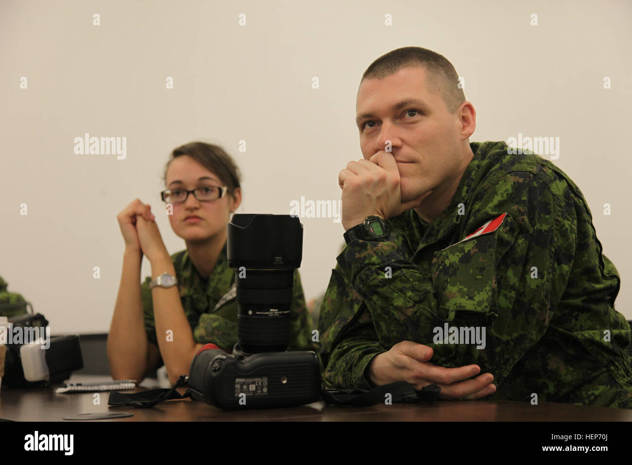 Cpl. Aydyn Neifer, delle forze canadesi comune centro immaginario e aviatore Desiree Thomas Bourdon, del canadese combattere la telecamera associare il vice ministro (Affari pubblici), ascolta un briefing al Dobbins Air Base di riserva, Ga., 16 marzo 2015. Funzionamento Skyfall è un giunto multilaterali per combattere la telecamera oggetto di scambio di esperti, ospitato dall'982nd combattere la società della telecamera, che avviene in corrispondenza di diverse posizioni in Georgia. Funzionamento Skyfall è un evento che si concentra sull'interoperabilità di combattere la formazione della telecamera e la cattura di airborne operazioni con tre nazioni partner e multi-servizio di u Foto Stock