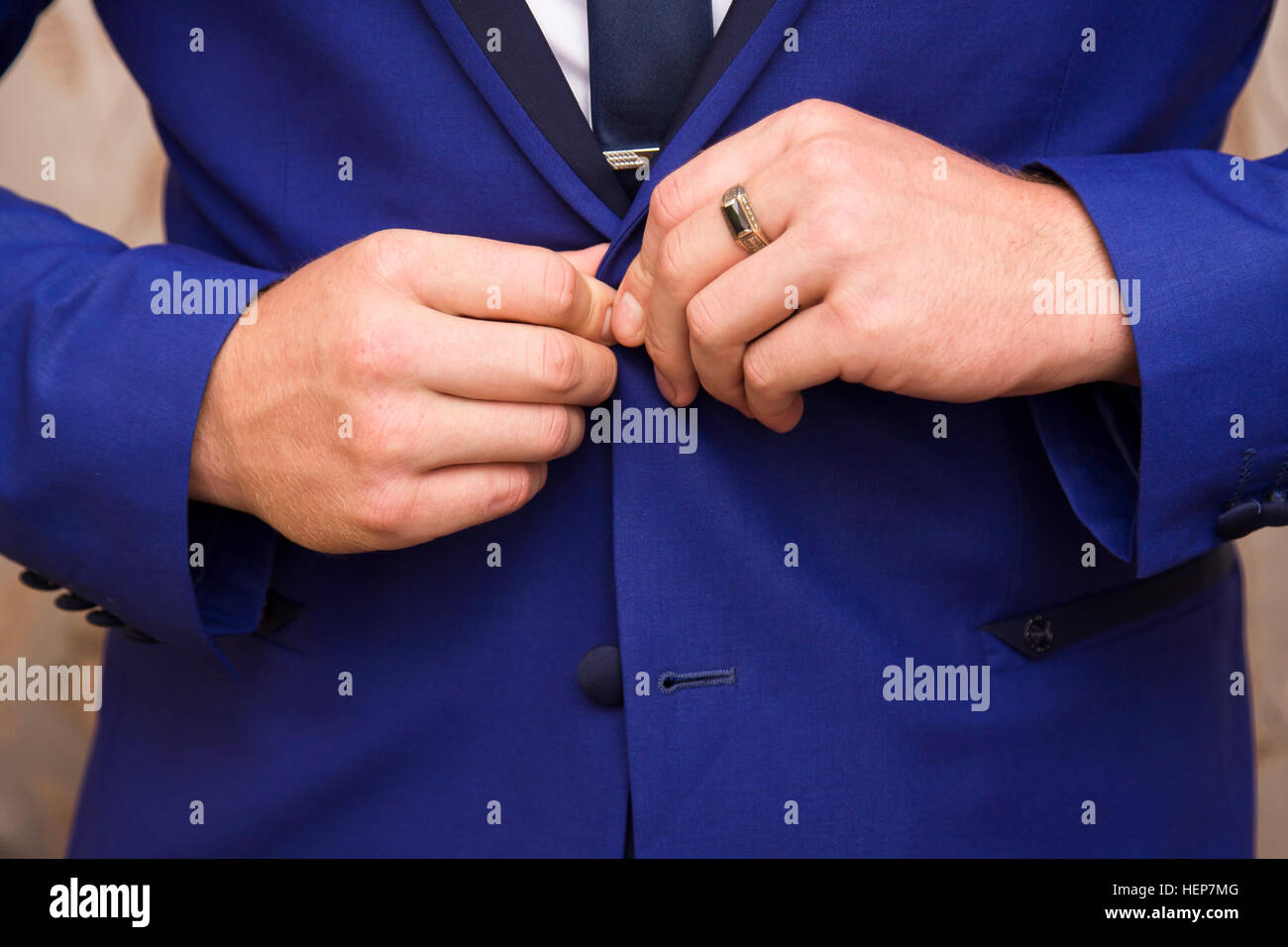 Uomo vestito con una tuta blu e una camicia bianca Foto Stock