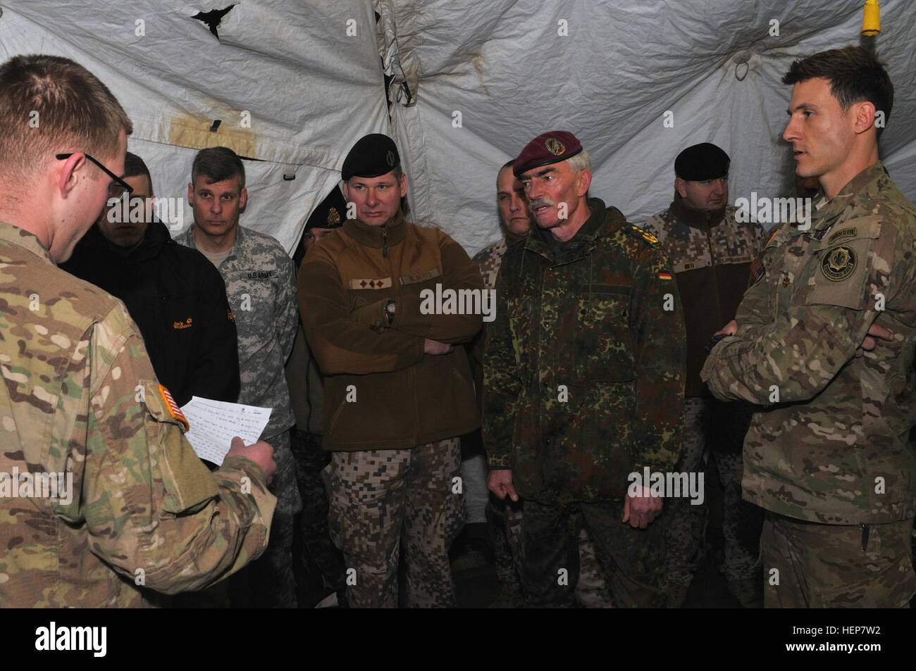 Troopers della sede centrale e sede di truppe, 3° Stormo, 2° reggimento di cavalleria breve Gen. Hans-Lothar Domrose, commander Joint Force Command Brunssum sulle attuali attività regionale per il funzionamento e la protezione di estate XII iniziative a Adazi Base Militare, Lettonia, il 22 marzo 2015. Domrose, invitati a essere l'oratore ospite all'OSS XII cerimonia di apertura, coniato i membri del servizio in gratitudine per il loro duro lavoro e la dedizione dopo la cerimonia. (U.S. Esercito foto di Sgt. Aaron Ellerman 204th Affari pubblici Distacco/RILASCIATO) Gen. Domrose visite 2CR 150321-A-AP268-836 Foto Stock