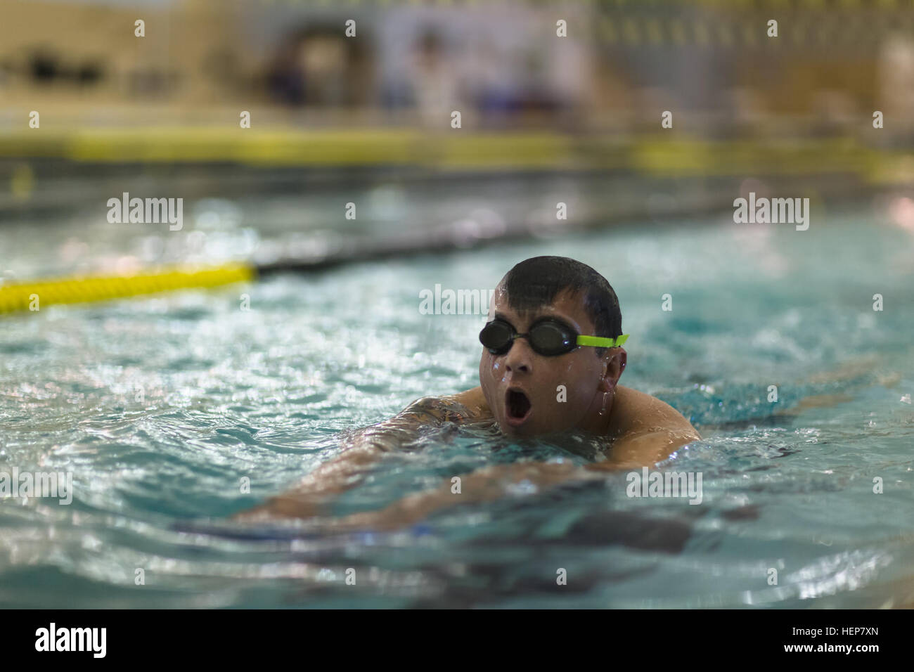 Stati Uniti Il personale dell'esercito Sgt. Castillo maresciallo, Fort Campbell, Kentucky, lavora per la sua forma durante la nuotata pratica per l'esercito 2015 prove all'Aquatic Training Center a Fort Bliss, Texas, 23 marzo 2015. Circa 100 feriti e ammalati e feriti i soldati e i veterani sono a Fort Bliss per treno e competere in una serie di agonistica eventi tra cui tiro con l'arco, ciclismo, tiro, seduta pallavolo, nuoto, atletica e basket in carrozzella. Prove di esercito concorrenza, 29 marzo-aprile 2, è condotto dall esercito guerriero comando di transizione e ospitato da Fort Bliss. Prove di esercito aiutare determi Foto Stock