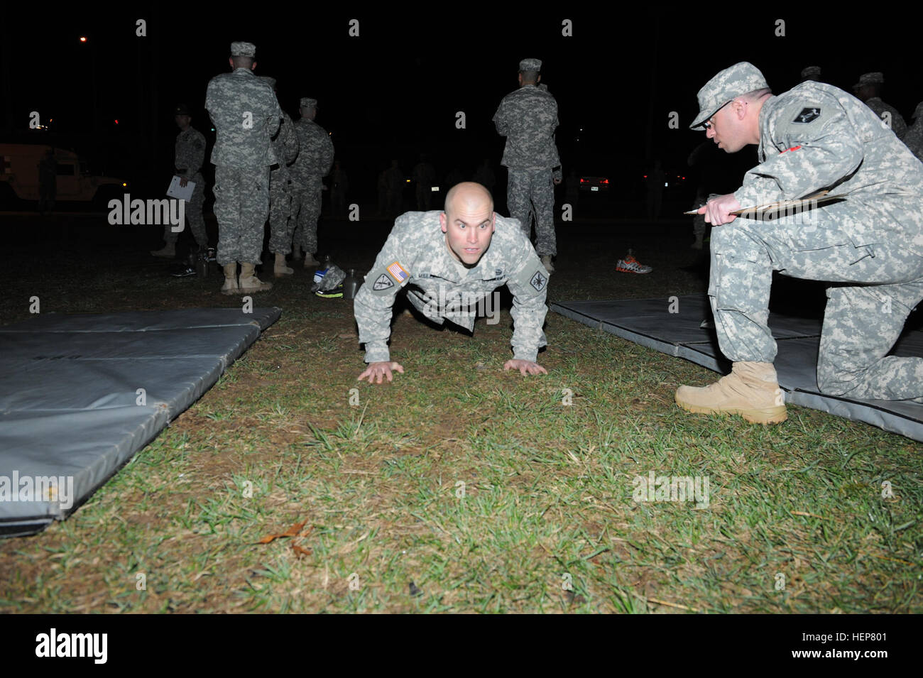 Il personale Sgt. Jacob Miller fa pushups, mentre gli altri concorrenti di attendere in linea per il loro turno inizio lunedì per andare testa a testa con i loro coetanei nel 2015 miglior guerriero di concorrenza a Fort Leonard Wood, Mo. Il primo evento è stato un benessere fisico di valutazione che incluso bollitore-bell di squat, pullups, lo pneumatico e più. Una cerimonia di premiazione è prevista per 10.00, 27 Marzo a Lincoln Hall Auditorium. Gioco per Fort Leonard Wood miglior guerriero hopefuls 150323-A-WN220-611 Foto Stock