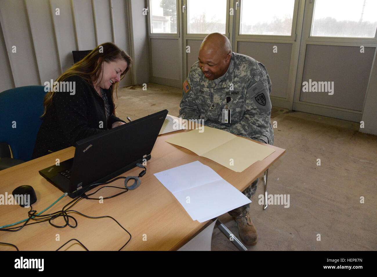 Civile statunitense Tracy Maneram, U.S. Army Garrison Benelux, direzione dei piani, la formazione, la mobilità e la sicurezza, S-2, verifica il nulla osta di sicurezza degli Stati Uniti Army Sgt. 1. Classe Darryle R. Foy come Quartier generale supremo delle potenze alleate in Europa, il Comandante supremo alleato in ufficio, preparando a distribuire, durante isolato relazione personale (ISOPREP), soldato Readiness Program, forma facilità di salute, 24 marzo 2015. (U.S. Esercito foto di Visual Information Specialist Henri Cambier/RILASCIATO) isolato in relazione personale 150424-A-HZ738-016 Foto Stock