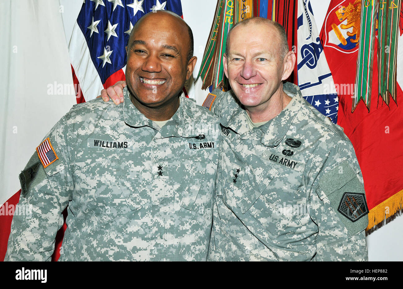 Il Mag. Gen. Darryl A. Williams (sinistra), U.S. Army Africa Comandante  Generale,e il direttore del centro di eccellenza per la stabilità delle  unità di polizia, Italiano Brig. Gen. Paolo Nardone posano per