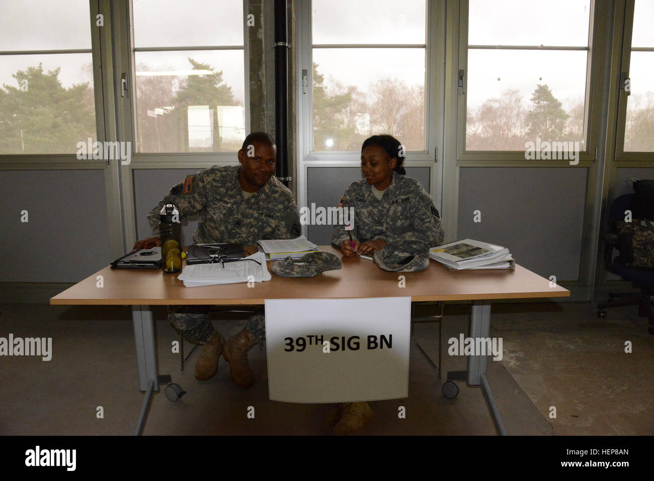 Stati Uniti Army Sgt. Michael Cherry (sinistra) e Pfc Anna Poole eseguire il trentanovesimo battaglione di segnale checkpoint per i materiali di consumo come maschera a gas, arma, orecchio pro e personale durante lo stato isolato relazione personale (ISOPREP), soldato Readiness Program, forma facilità di salute, 24 marzo 2015. (U.S. Esercito foto di Visual Information Specialist Henri Cambier/RILASCIATO) isolato in relazione personale 150325-A-HZ738-003 Foto Stock