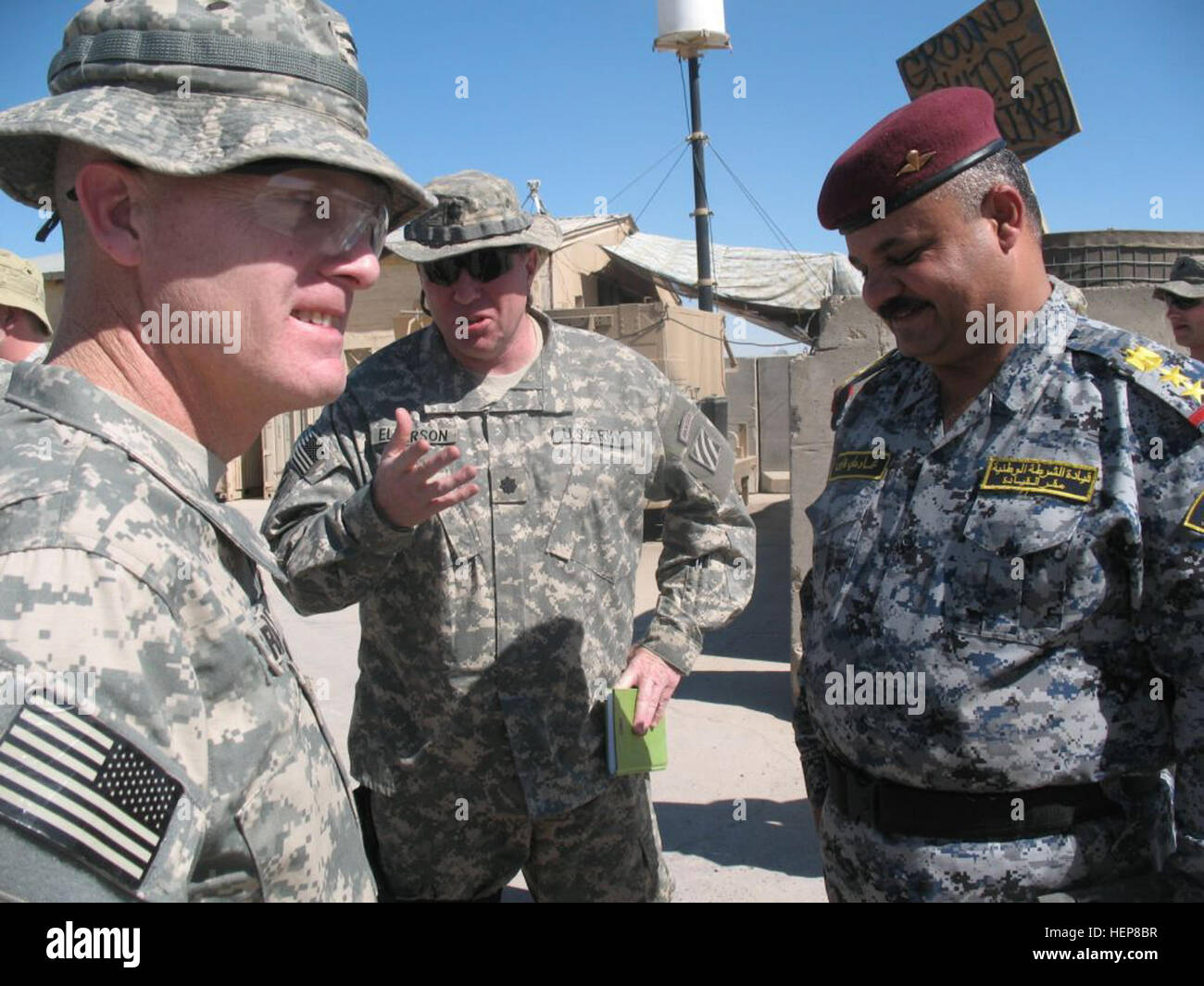 Lt. Col. Geoff Ellerson (centro), da Columbus, Ga., nazionali di formazione delle forze di polizia il capo del team per il 3° Brigata, 1° Nazionale divisione di polizia, parla al Col. Wayne W. Grigsby, Jr. (sinistra), da Prince George County, Md., comandante di brigata 3 Team di combattimento, terza divisione di fanteria, e Col. Emad, comandante di 3/1 NP, il 17 Marzo a Patrol Base Assassin, Iraq. Il gruppo ha viaggiato per il patrol base, occupata dai soldati di truppa A, 3° Stormo, 1° reggimento di cavalleria, di dare il benvenuto a British Army Lt. Gen. John Cooper, vice comandante per le forze multinazionali - Iraq. MNF-I vice comandante visite PB Assassin 8 Foto Stock