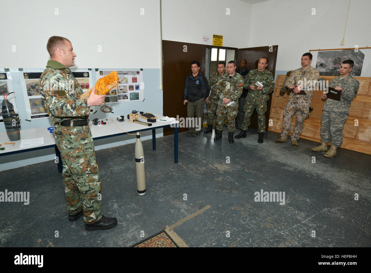 Soldati provenienti da Stati Uniti, la Lettonia e la Macedonia e partecipare al settimo esercito multinazionale comune della formazione del comando bracci combinato Training Center's Counter-Improvised dispositivo esplosivo (C-IED) Train the Trainer (T3) di corso presso caserma di Rose, Vilseck, Germania, 27 marzo 2015. Lo scopo del C-IED T3 corso è addestrare il personale selezionato per l'unità-led IED sconfitta la formazione. Con una altamente addestrati cadre di IED di sconfiggere gli istruttori per condurre corsi di formazione unità, comandanti possono essere sicuri che i soldati in loro il comando avrà una migliore comprensione di come IED sono dispiegate, come identificare i potenziali IED si Foto Stock