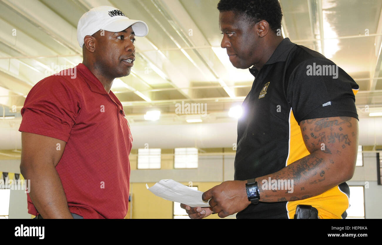 Il personale Sgt. Garfield Harriott e Staff Sgt. Timothy Adams Jr., i leader squadra, discutere i progressi degli atleti al 2015 prove dell'esercito. Circa 80 feriti e ammalati e feriti i soldati e i veterani sono a Fort Bliss per treno e competere in una serie di agonistica eventi tra cui tiro con l'arco, ciclismo, tiro, seduta pallavolo, nuoto, atletica e basket in carrozzella. Prove dell'esercito, 29 marzo - 2 Aprile è condotta dall'esercito guerriero comando di transizione e ospitato da Fort Bliss. Esercito prove consentono di determinare chi dovrà ottenere una macchia sul dipartimento della difesa Warrior Giochi 2015 Foto Stock