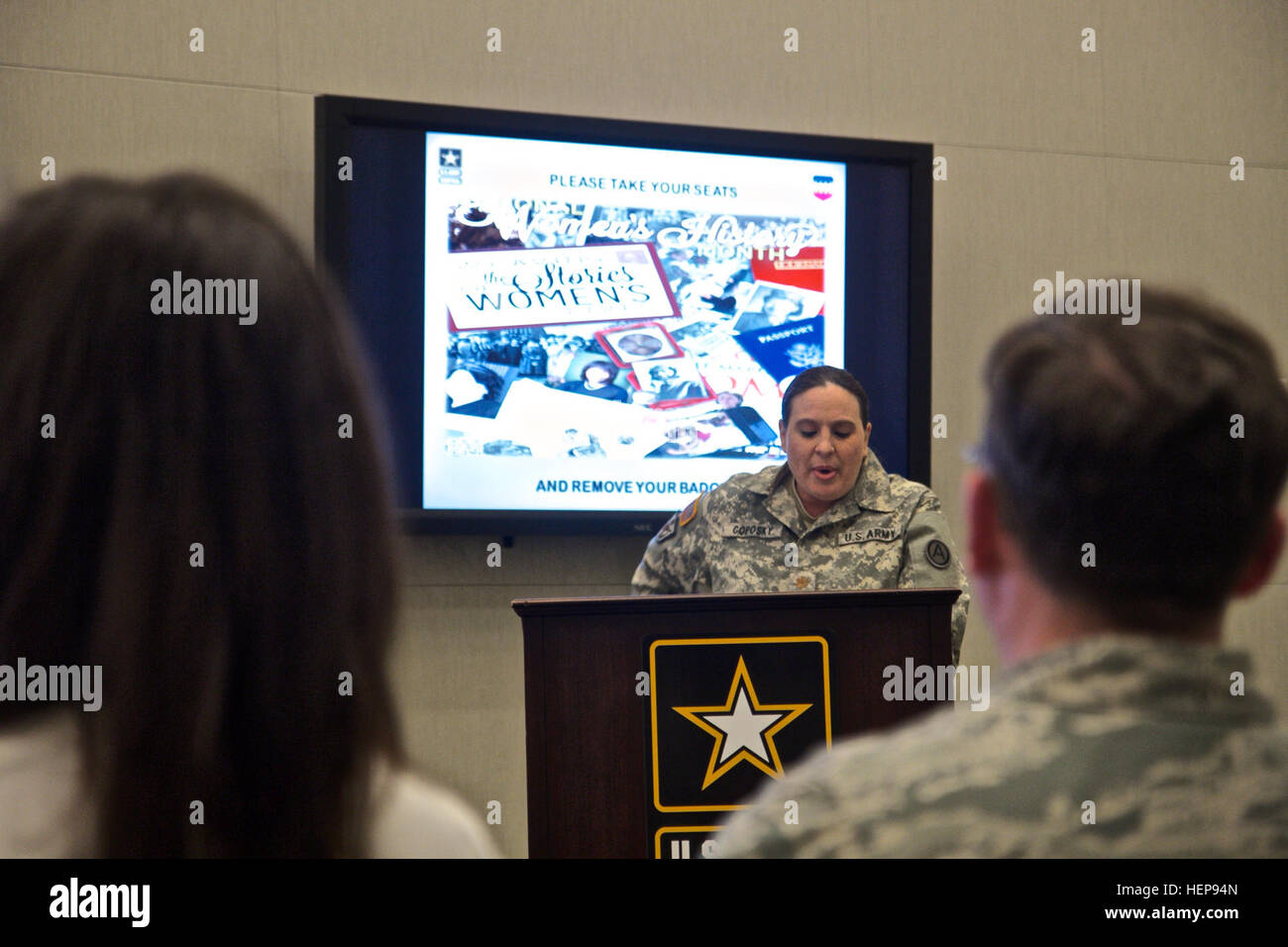 Il Mag. Raina Coposky, U.S. Esercito Central Public Affairs Officer, recita il suo self-scritto poesia, "io sono una donna,' durante la donna della storia mese osservanza presso U.S. Esercito della centrale di Patton Hall, Marzo 30. "La mia motivazione per il poema era di mostrare le donne non importa ciò che siete confrontati con è possibile superare questo," ha detto Coposky. "Mai pensare a voi o dove sei stato posto non significa niente". US Army hosts centrali nazionali di donne%%%%%%%%E2%%%%%%%%80%%%%%%%%99s storia mese osservanza 150330-A-YP720-002 Foto Stock