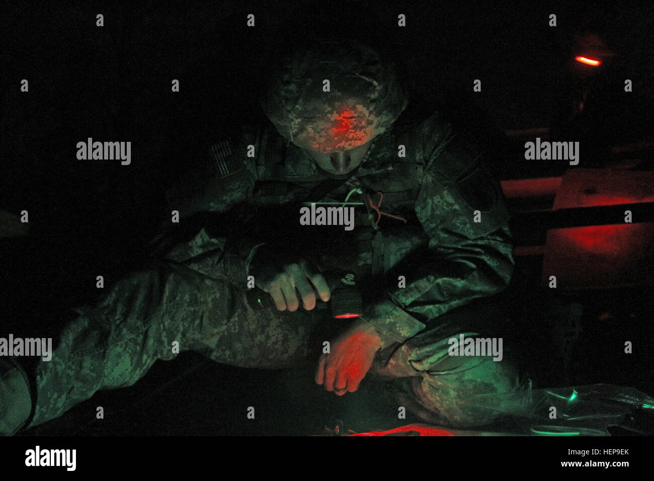 Army Reservist Sgt. Vincent C. Schimke, 86º Training Division, Fort McCoy, Wis., era tra i 19 concorrenti della 84ma la formazione di comando/xi comando aviazione/riserva di esercito divisione carriere il comando combinato miglior guerriero che la concorrenza venga testato su una notte di navigazione terrestre evento su Fort Knox, Ky., 1 aprile 2015. (U.S. Esercito Foto di Sgt. 1. Classe Clinton legno, 84A Comando di formazione Affari pubblici) combinato miglior guerriero 150401-A-HX393-023 Foto Stock
