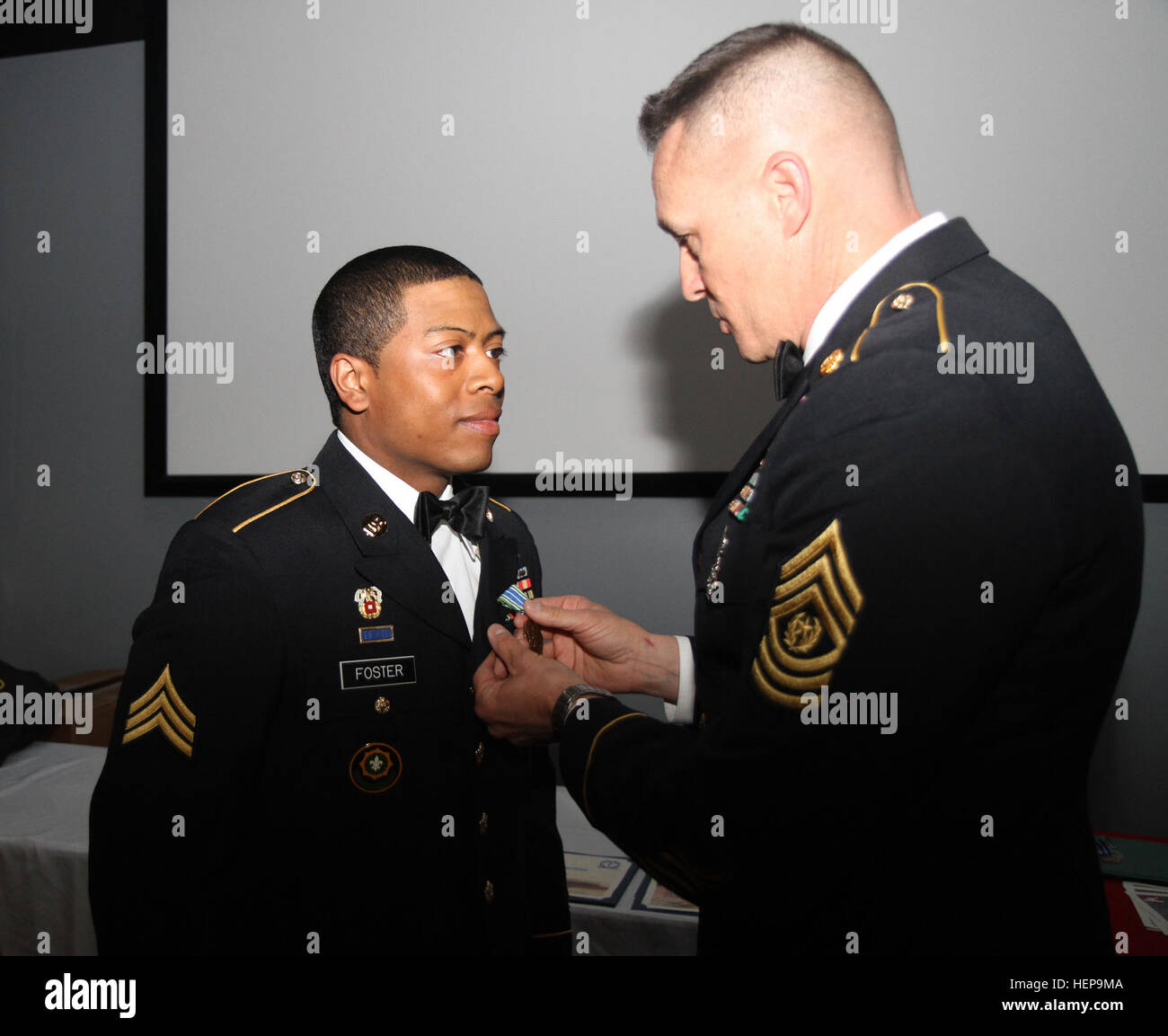 Esercito comando Reservist Sgt. Il Mag. Tom Jennings, comando sergente maggiore, 84A Comando di formazione, premi un esercito medaglia per realizzazione di Sgt Dario Foster di Rahway, N.J., 78Training Division, dopo Foster è stato chiamato runner fino al comando il miglior guerriero di NCO del anno classe durante la 84ma la formazione di comando/xi comando aviazione/riserva di esercito divisione carriere il comando combinato miglior guerriero del concorso cerimonia di premiazione del Fort Knox, Ky., 2 aprile 2015. (Foto di Sgt. 1. Classe Clinton legno, 84A Comando di formazione Affari pubblici) combinato miglior guerriero 150402-A-HX393-370 Foto Stock