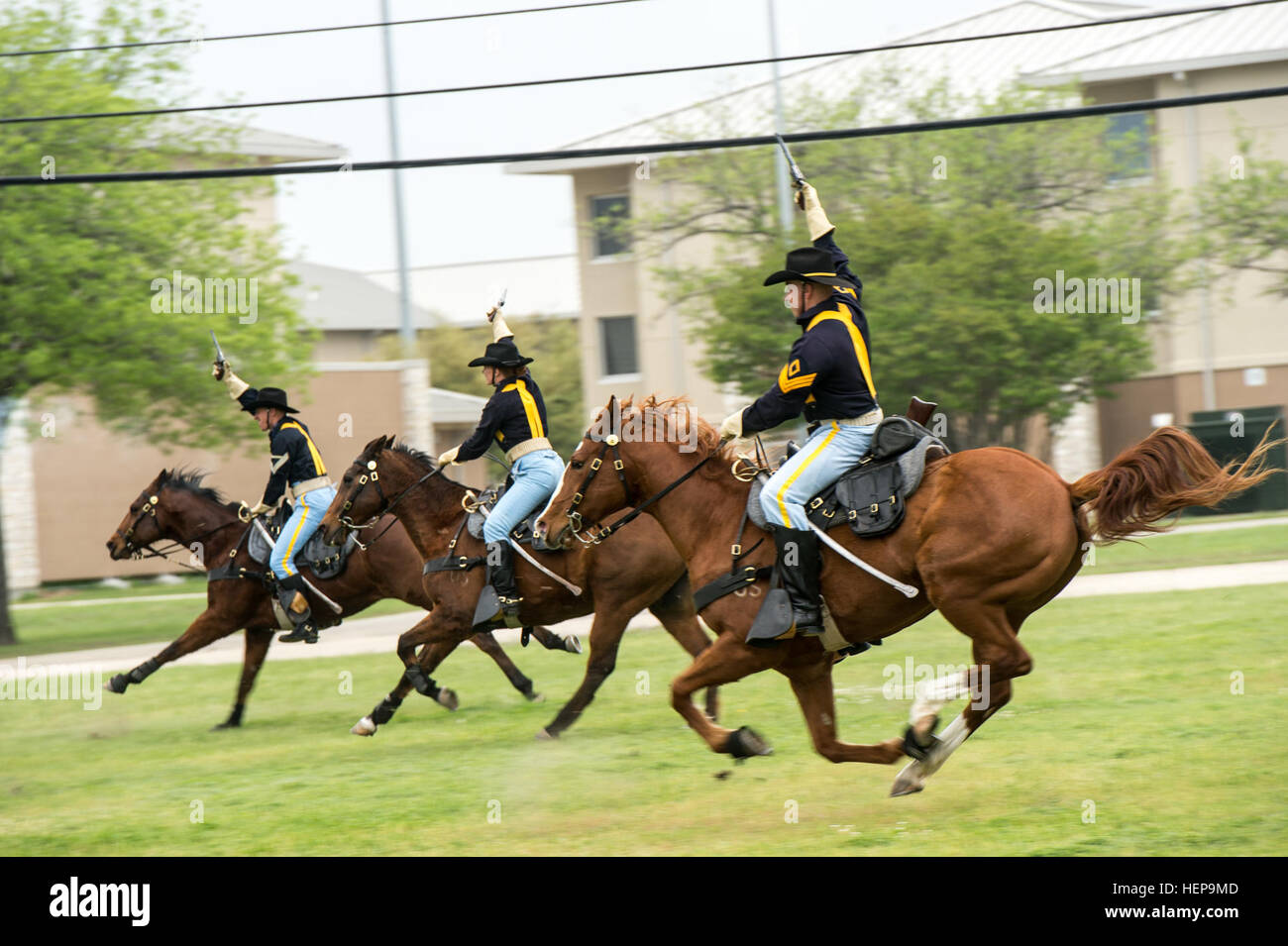 Stati Uniti Esercito prima divisione di cavalleria, Cavallo distaccamento di cavalleria, conduce una carica di cavalleria durante la divisione di artiglieria Cerimonia di attivazione (DIVARTY) che si è tenuto presso la prima divisione di cavalleria il quartier generale a Fort Hood in Texas, Aprile 2, 2015. (U.S. Foto dell'esercito da Staff Sgt. Mikki L. Sprenkle/RILASCIATO) Divisione artiglieria Cerimonia di attivazione (DIVARTY) 150402-A-KH856-189 Foto Stock