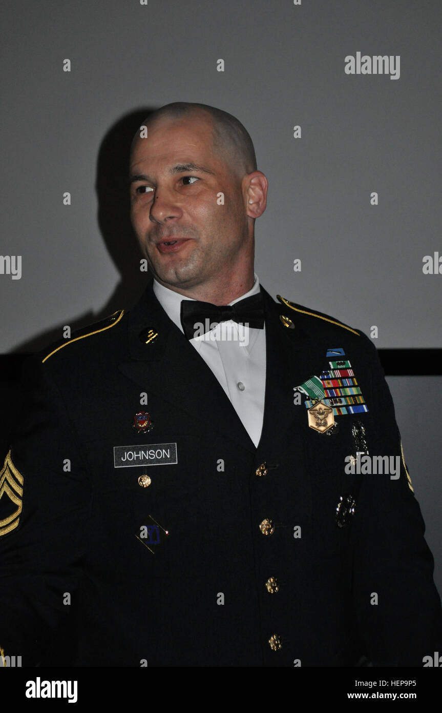 La riserva di esercito Sgt. 1. Classe Keith Johnson, Esercito riserva divisione carriere, dà un breve discorso dopo la vittoria di essere nominato come la divisione il miglior guerriero di NCO del anno durante la 84ma la formazione di comando/xi comando aviazione/ARCD comando combinato miglior guerriero competition premio alla cerimonia sulla Fort Knox, Ky., 2 aprile 2015. (U.S. Esercito Foto di magg. James B. Whitworth, 84A Comando di formazione Affari pubblici) combinato miglior guerriero 150403-A-HX393-516 Foto Stock