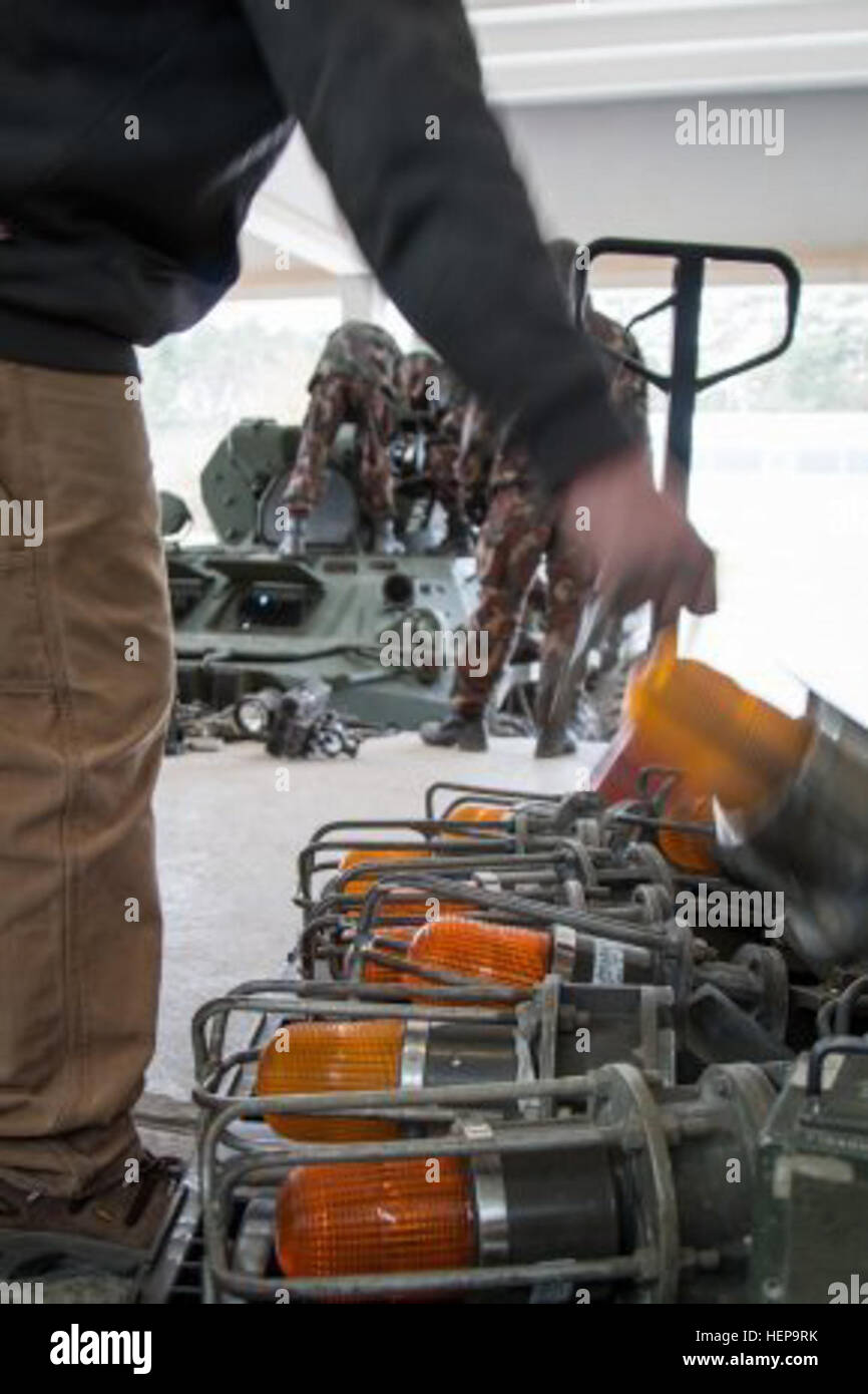 Un appaltatore civile installa un'unità flash MILES su un veicolo corazzato ungherese BTR-80 durante lo svincolo Saber 15 presso il Joint Multinational Readiness Center di Hohenfels, Germania, sostenendo la formazione per i partner statunitensi, NATO ed europei nelle operazioni terrestri unificate. Foto Stock