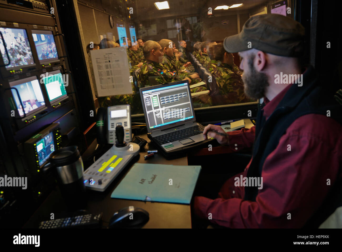 All'interno del Hohenfels Area Formazione's Camp Albersthof, concedere Knetchel, un imprenditore Raytheon, agisce come l'uomo dietro le quinte, lunedì, 6 aprile 2015, durante l'inizio di una rotazione della formazione di specialità per i partecipanti di esercizio Saber Junction 15 da una classe militare rimorchio che è equipaggiato con la più recente tecnologia A/V e gestisce fino a 30 personale. Specialty training è un insieme di corsi che sono offerti per la rotazione delle unità di formazione che spaziano dall'ambiente operativo panoramiche di veicolo per le procedure di recupero. Stati Uniti Esercito dell'Europa Saber Junction 15 avviene in aprile 1-30, 20 Foto Stock