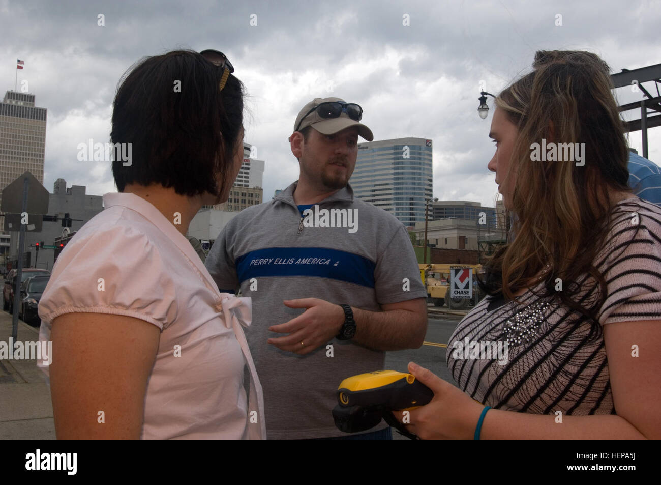 Matthew Davis, immobili Specialista, aiuta a Park Rangers Kathryn parete (a destra) e Amy Redmond con un esercizio pratico per utilizzare un palmare unità GPS per raccogliere dati sulle strade di Nashville, Tennessee, il 9 aprile 2015. Gli Stati Uniti Esercito di ingegneri del distretto di Nashville è al lavoro per utilizzare sistemi informativi geospaziali per migliorare i propri processi. (USACE foto di Leon Roberts) Distretto di Nashville tenute per migliorare i processi con dati geospaziali 150409-A-EO110-005 Foto Stock