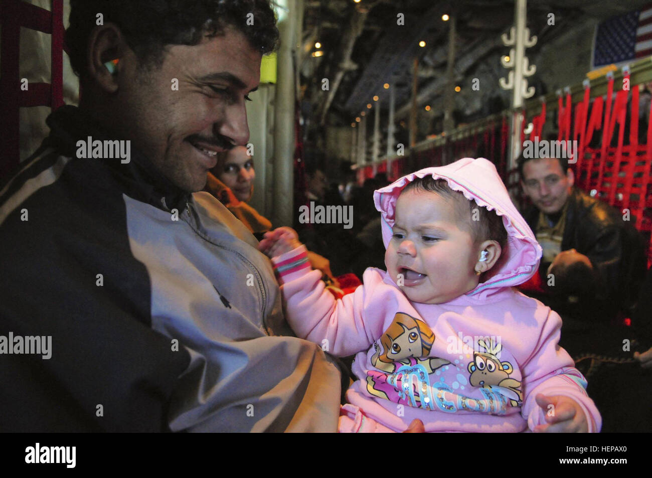 Famiglie egiziane a prepararsi per la lunga lotta da Djerba Zarzis Airport in Tunisia al Cairo, Egitto, a bordo di una U.S. Air Force C-130J. Questi cittadini egiziani sono tra decine di migliaia di persone che sono fuggiti dal conflitto in Libia in Tunisia, in cui la crisi umanitaria è il dispiegamento. Questo C-130J, percorsa dalla 37th Airlift Squadron da Ramstein Air Base, Germania, è parte di un contingente di aeromobile da la 37th e la 26th U.S. Marine Expeditionary Unit che trasportano gli sfollati home. Poiché le operazioni ha cominciato il 4 marzo, più di 750 passeggeri sono stati spostati al Cairo. Il trasporto aereo è parte di Foto Stock