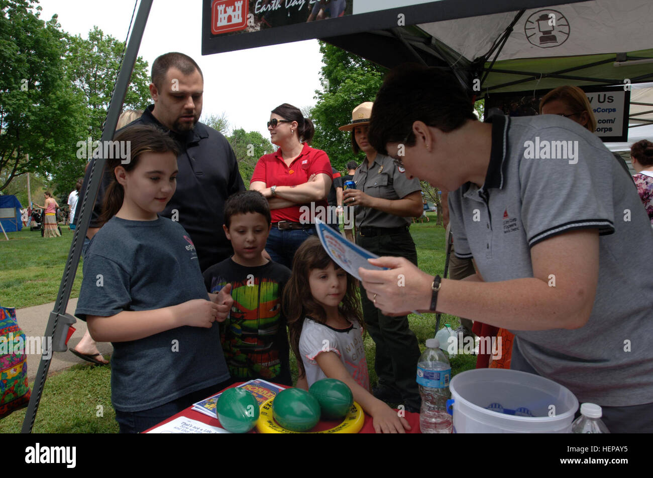 Biologo Kim Franklin (destra) mani fuori acqua di sicurezza pagine da colorare per i bambini durante il Nashville Earth Day Festival Aprile 18, 2015 at Centennial Park. Gli Stati Uniti Esercito di ingegneri Nashville quartiere dipendenti le informazioni condivise con il pubblico circa la politica ambientale e di sicurezza dell'acqua. (USACE foto di Leon Roberts) Corps touts Environmental Stewardship a Nashville Earth Day Festival 150418-A-EO110-002 Foto Stock