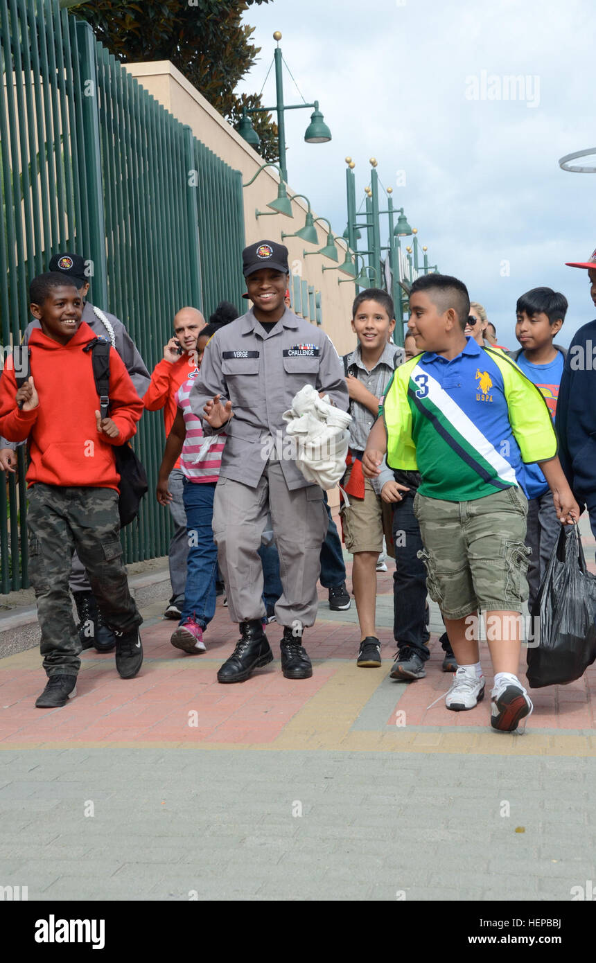 Gary orlo Jr., un laureato della protezione nazionale della California's Sunburst sfida della gioventù Academy, mentor giovani durante un mese di aprile 22 caso all'Angel Stadium di Anaheim organizzato dalla brocca Hector Santiago. Sunburst mette la luce di nuovo in travagliate teens' occhi, Sunburst Accademia della Gioventù sta girando in vita intorno a 150422-A-AB123-002-AA Foto Stock