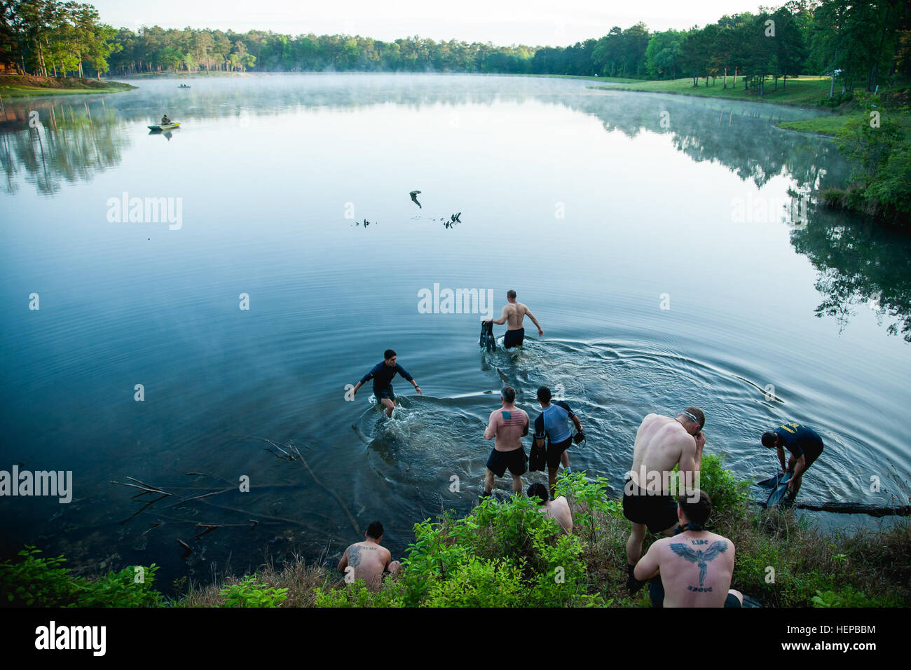 Stati Uniti e cileno Marines preparare a nuotare in un lago durante l'allenamento fisico il 22 aprile 2015, a Camp Shelby, Miss., come parte di un monthlong bilaterale di scambio di formazione organizzato da il Comando Operazioni Speciali a sud. (U.S. Foto dell'esercito da Staff Sgt. Osvaldo Equite/RILASCIATO) noi, Cile Marines condotta circuit training 150422-A-KD443-080 Foto Stock