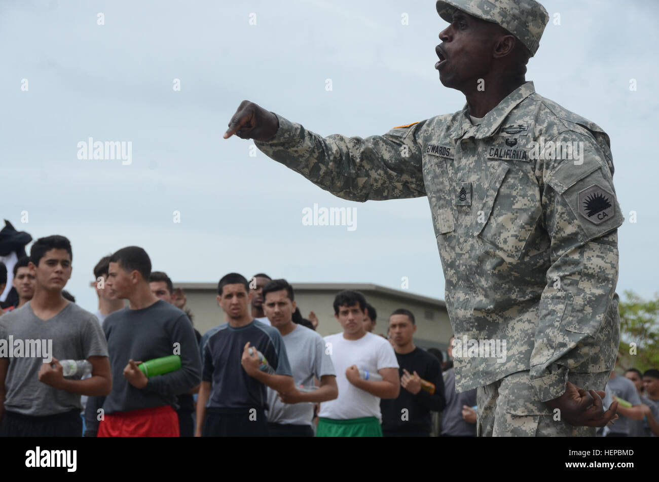 Sgt. Prima Classe (CA) Timothy Edwards, un trapano istruttore presso la California la Guardia Nazionale della Gioventù Sunburst sfida Academy, spiega ai potenziali cadetti che corre la mostra a Sunburst, non loro. Sunburst mette la luce di nuovo in travagliate teens' occhi, Sunburst Accademia della Gioventù sta girando in vita intorno a 150425-A-AB123-001-AA Foto Stock