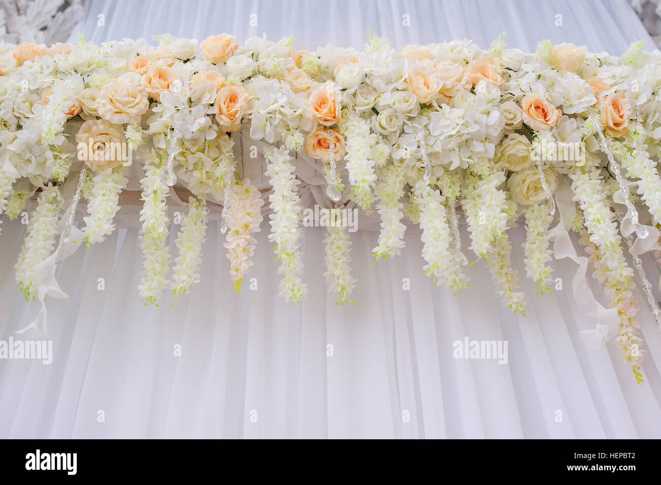 Bellissimo arco con rose bianche per la cerimonia di nozze Foto Stock
