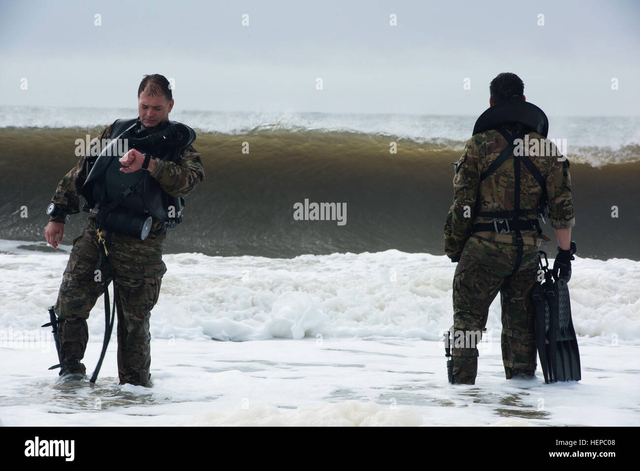 I membri dell'Esercito nazionale della guardia xx Forze Speciali Gruppo (Airborne) preparare per immettere acqua a Naval Station Mayport Fla., Aprile 29, 2015. I combattimenti subacquei sono state eseguendo a circuito chiuso le operazioni di immersione mantengono la loro immersione operativa dello stato usando rebreathers, un apparecchio per la respirazione subacquea che assorbe il biossido di carbonio di un utilizzatore respiro esalato per permettere il ricircolo (riciclaggio) dell'sostanzialmente inutilizzata di contenuto di ossigeno di ciascun respiro. Esercito Guardia Nazionale SF combattere la riqualificazione del subacqueo 150429-A-KC506-620 Foto Stock